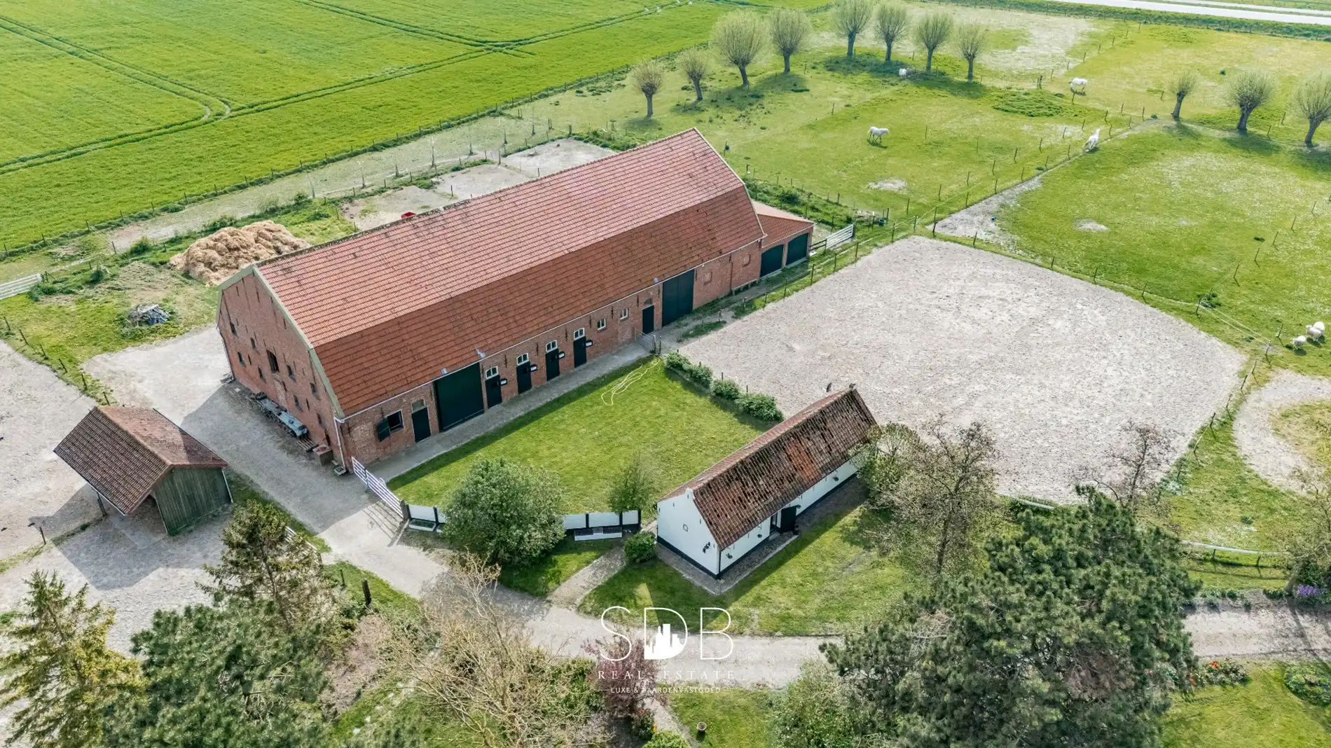 Landelijke woning met authentiek gastenhuis, stalgebouw, graslanden en buitenpiste op 20.285m² foto 45
