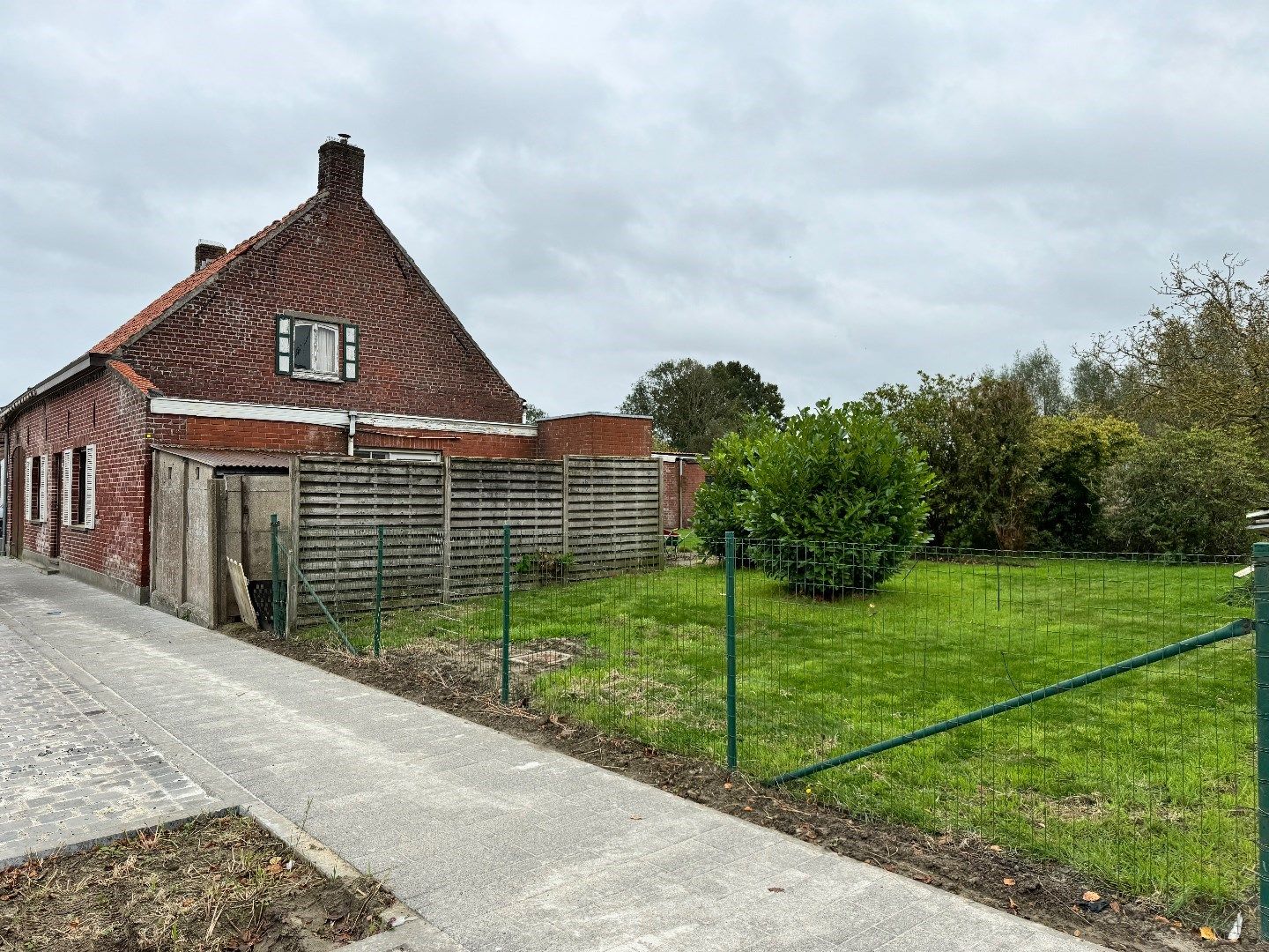 Te renoveren woning met 3  slaapkamers en bijhorend stuk grond te Koekelare  foto 5