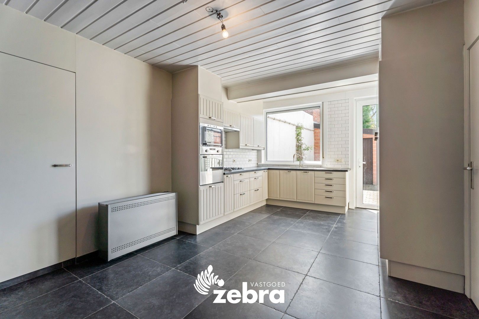 Karaktervolle woning met drie slaapkamers en zuidwestgerichte tuin te Tielt! foto 4