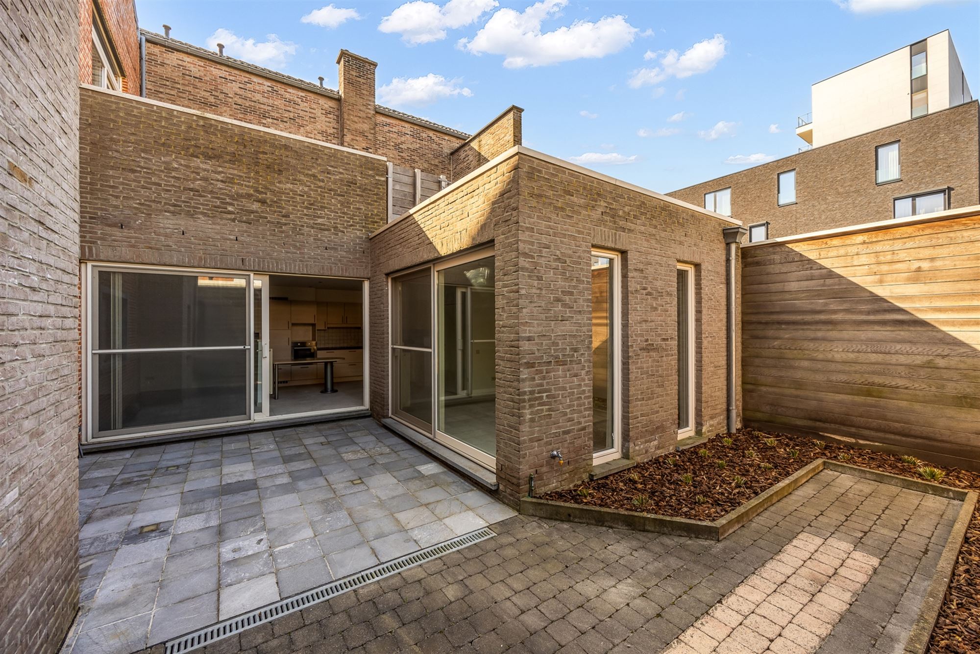 VOLLEDIG INSTAPKLAAR GELIJKVLOERS APPARTEMENT (145M²) MET 2 SLAAPKAMERS, INPANDIGE GARAGE EN TUIN/KOER TE BERINGEN-CENTRUM foto 18