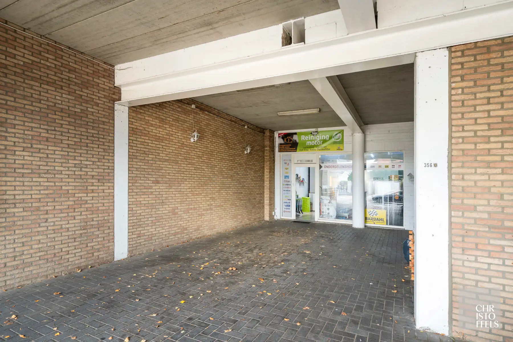 Verhuurde handelsruimte van 90m² met investeringspotentieel nabij het centrum van Maasmechelen! foto 2
