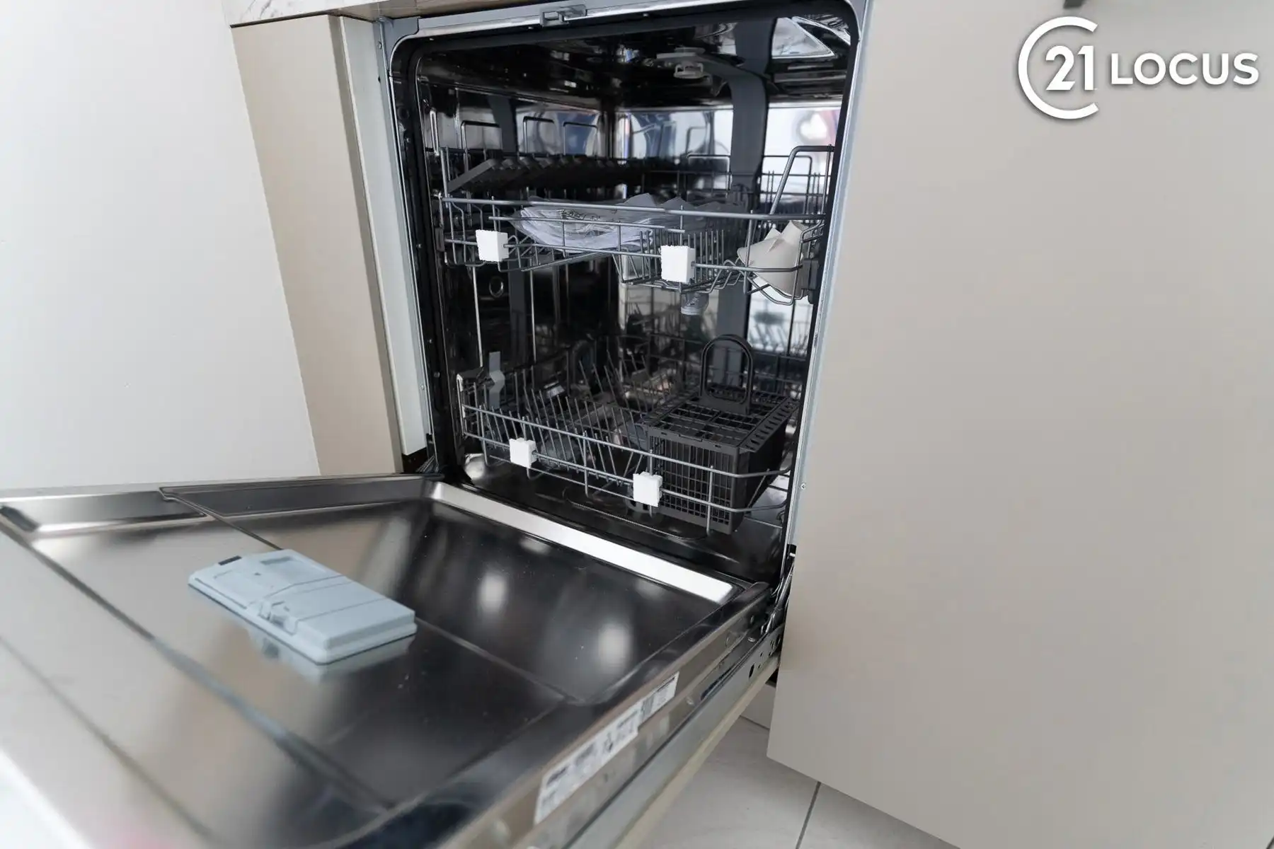 Ruim instapklaar appartement met garage in Burcht foto 15