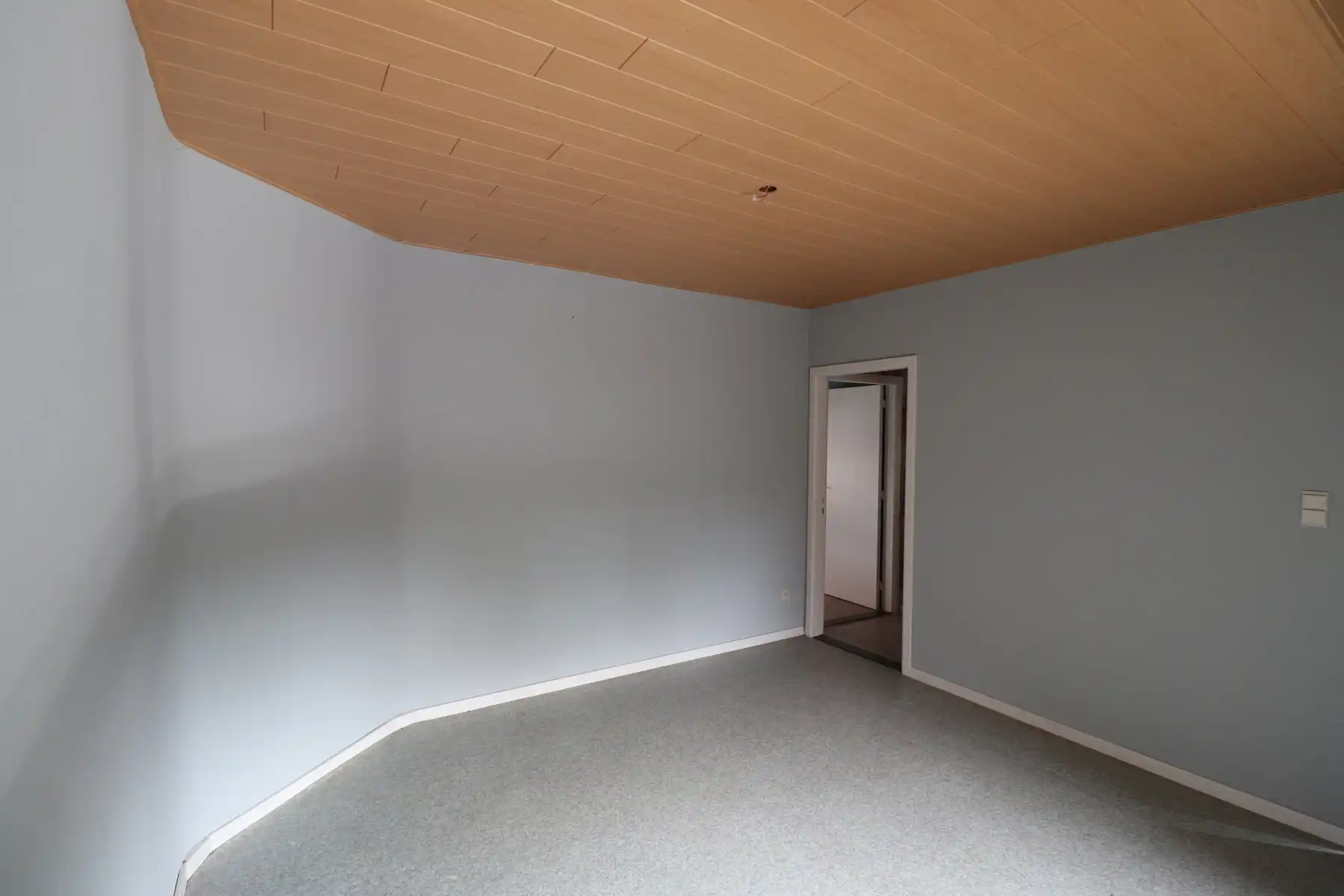 Een woning met 2 slaapkamers, garage en tuin. foto 9