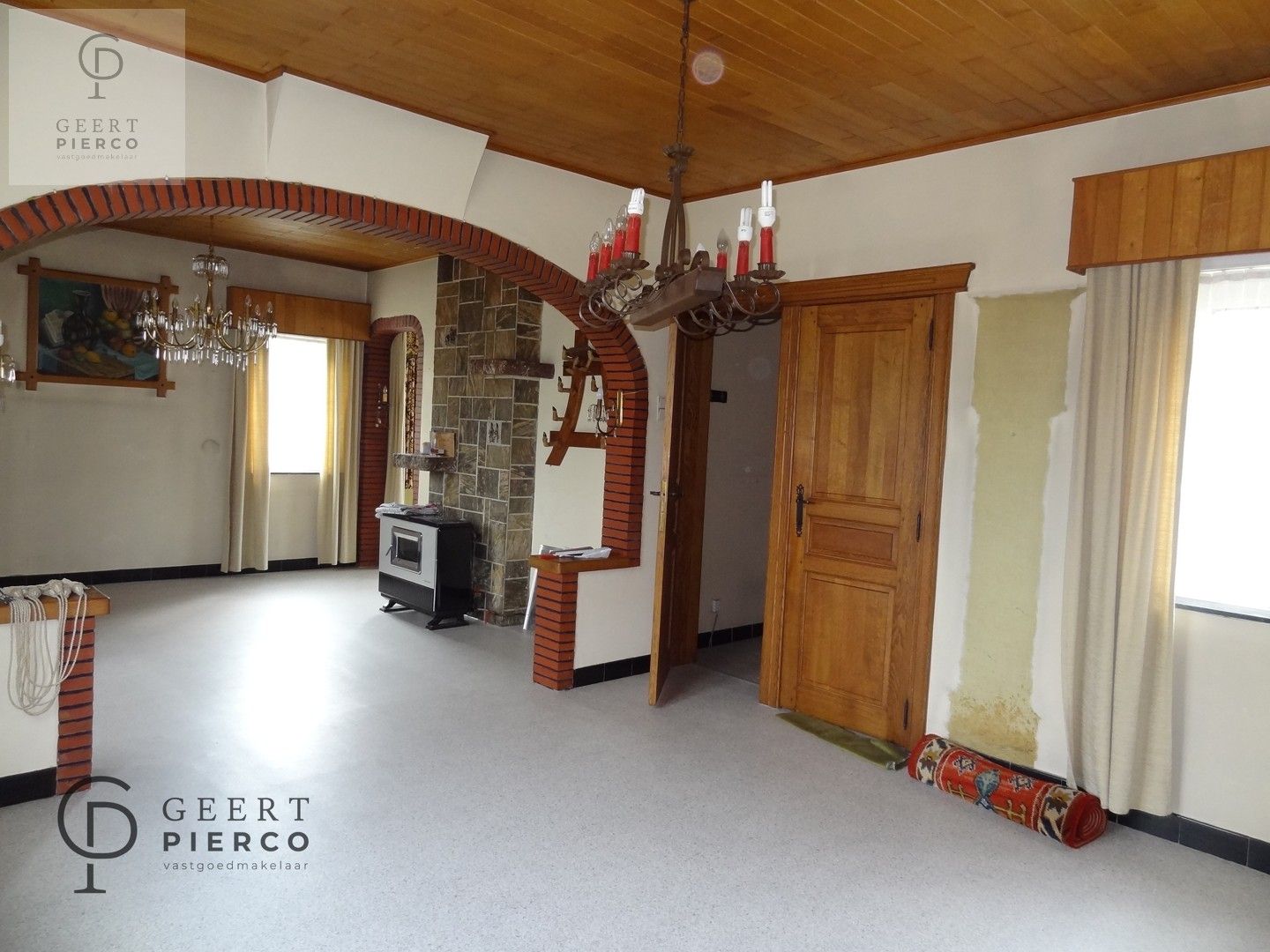 Centraal tussen Hasselt en Sint-Truiden, treffen we aan de Steenweg 56 te Alken deze te renoveren woning met drie slaapkamer, garage en tuin op een perceel van 8a03ca (breedte perceel circa 22m). foto 9