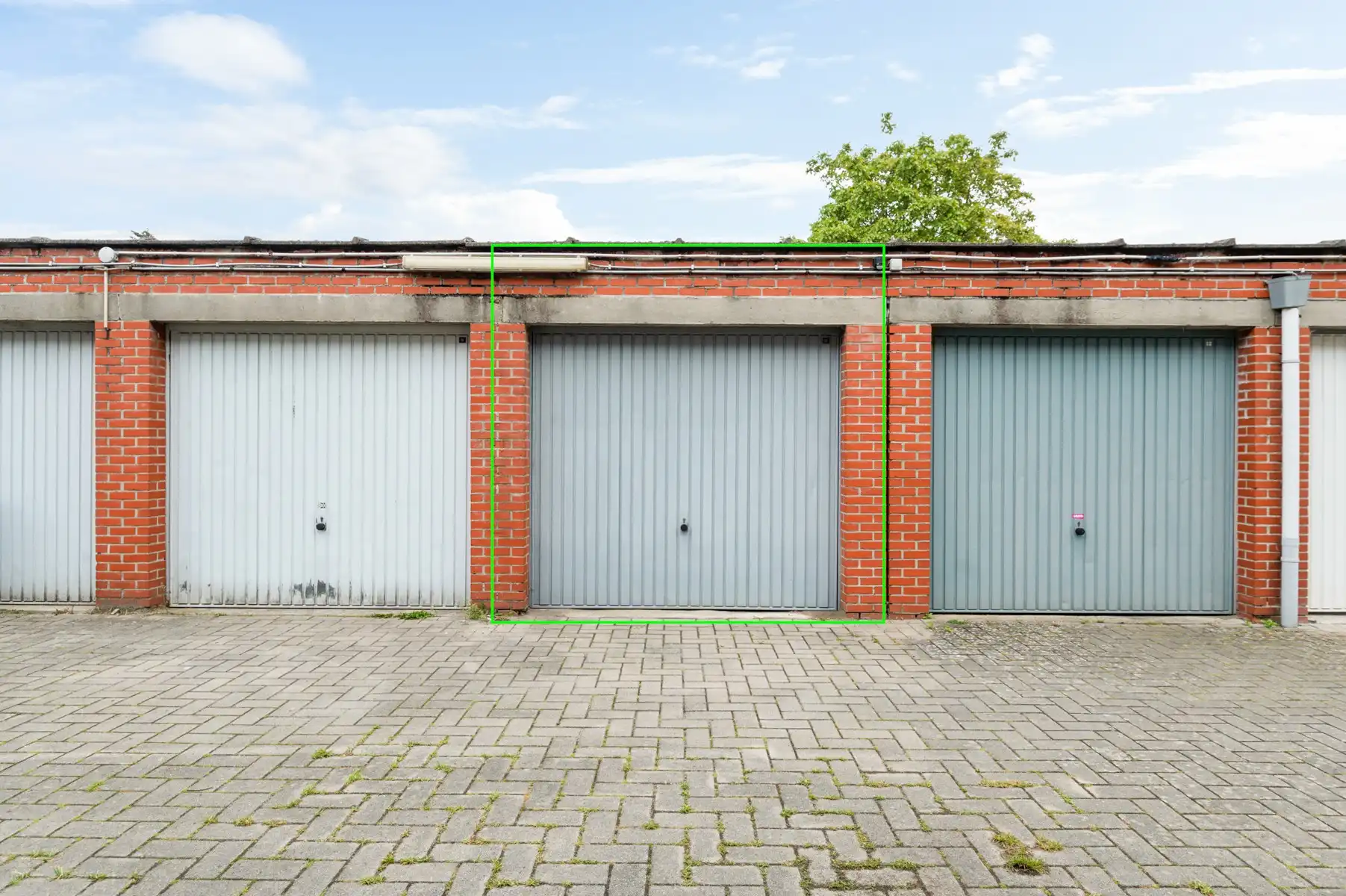 Te renoveren appartement met garage op uitstekende ligging foto 3