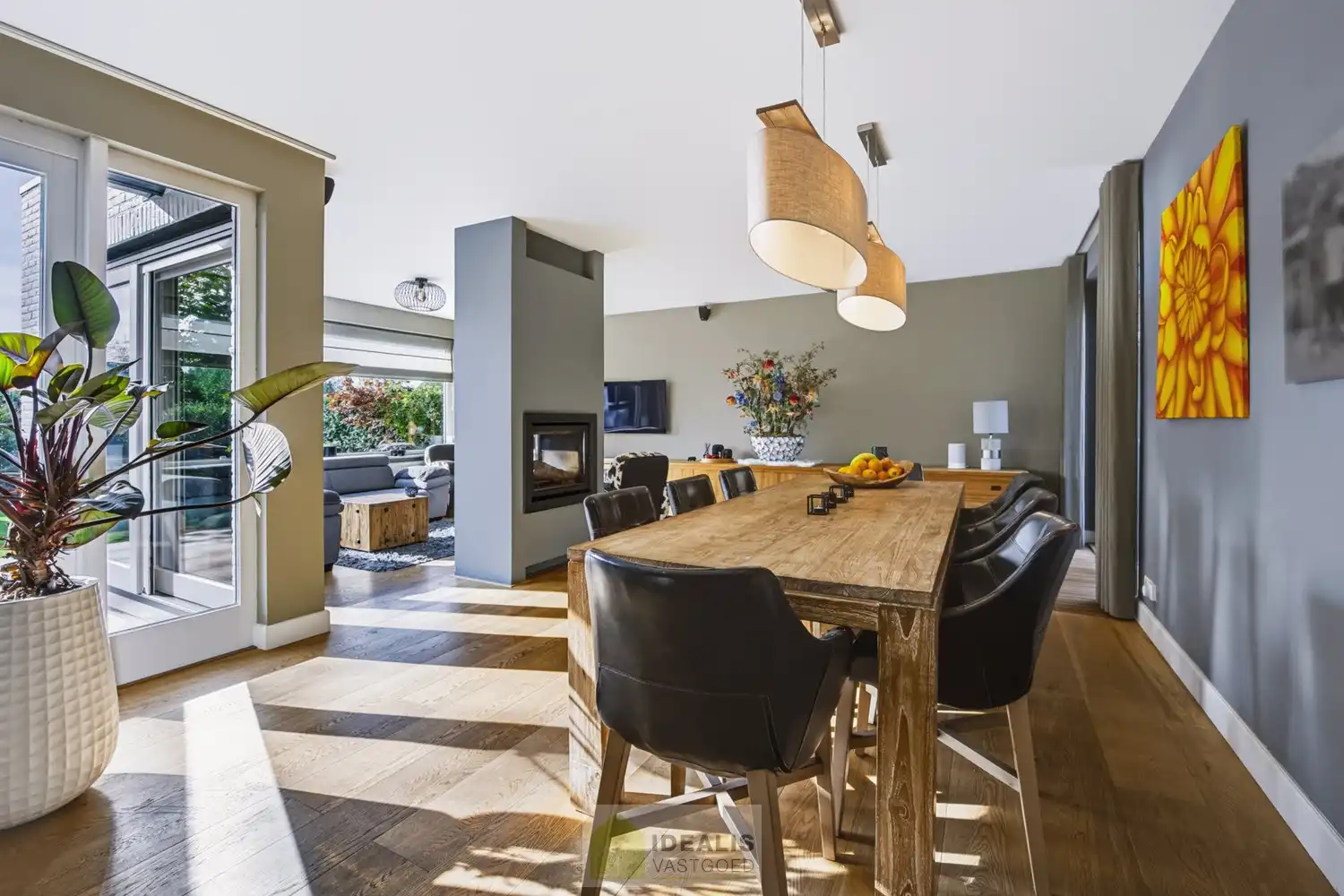 IDEALIS VASTGOED – EEN HUIS OM VERLIEFD OP TE WORDEN! DEZE PRACHTIGE INSTAPKLARE (LEVENSBESTENDIGE) VILLA MET EEN HEERLIJKE LICHTRIJKE LEEFRUIMTE VOORZIEN VAN EEN OPEN KEUKEN, 5 SLAAPKAMERS, 2 BADKAMERS, EEN PERFECT AANGELEGDE TUIN IN ALLE PRIVACY, UITGERUST MET EEN GOED VOORZIENE BUITENKEUKEN EN BIJGEBOUWEN INGERICHT VOOR WELLNESS (HOT TUB) EN BERGRUIMTE! EEN MUST VISIT VOOR ZIJ OP ZOEK NAAR MOOIE HUIZEN! foto 26
