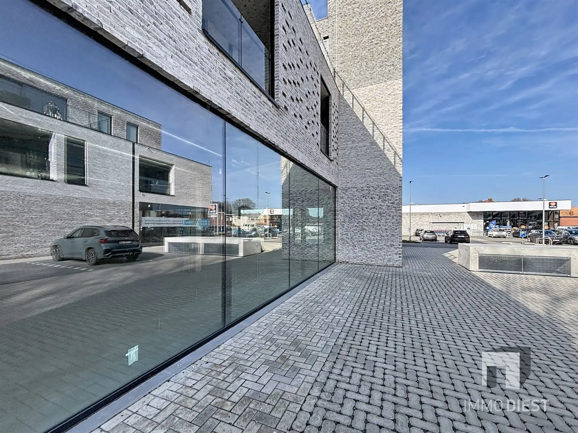 Commercieel Gebouw van 250m2 op toplocatie met parking! foto 5
