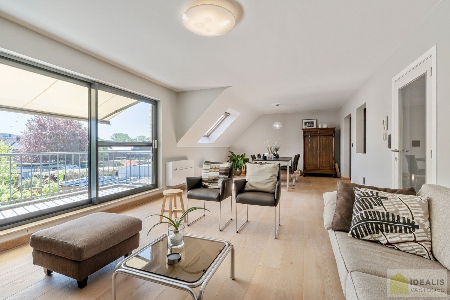 DEALIS VASTGOED – INSTAPKLAAR APPARTEMENT MET 2 SLAAPKAMERS, LICHTRIJKE LEEFRUIMTE, BADKAMER, GOED UITGERUSTE KEUKEN, GARAGEBOX EN AUTOSTAANPLAATS OP EEN UITERST GUNSTIGE LOCATIE AAN DE RAND VAN HET CENTRUM VAN PELT! foto 12