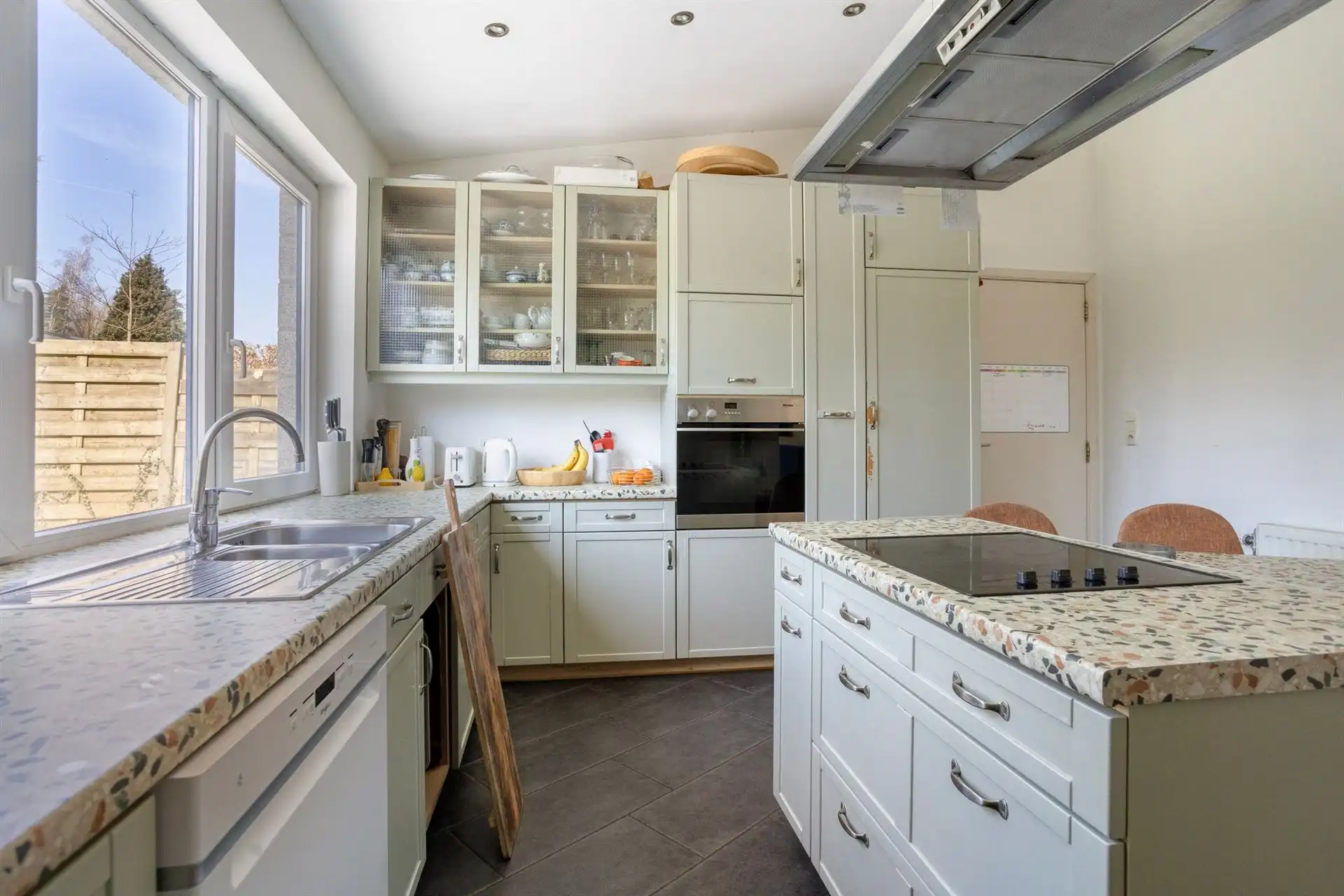 Aangename gerenoveerde villa op ruim perceel foto 15