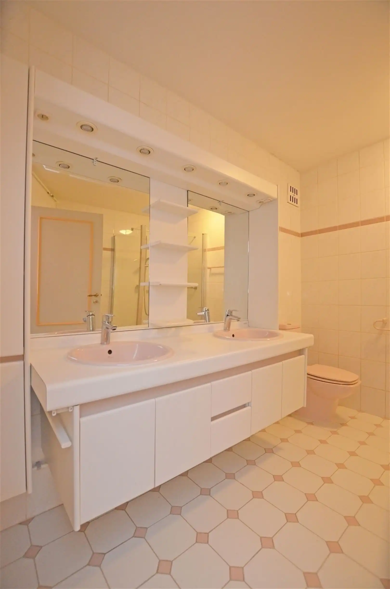 Ruim op te frissen appartement op wandelafstand van de stad foto 19
