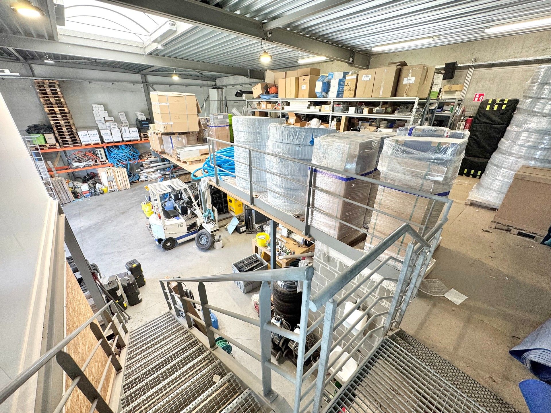 MAGAZIJN MET BURELEN/ SHOWROOM foto 10