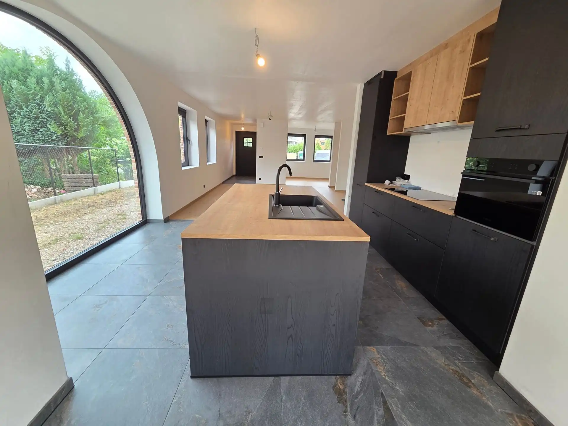 Prachtige, energiezuinige nieuwbouw woning te Keerbergen, gelegen vlakbij het centrum, winkels, scholen en openbaar vervoer.  foto 2