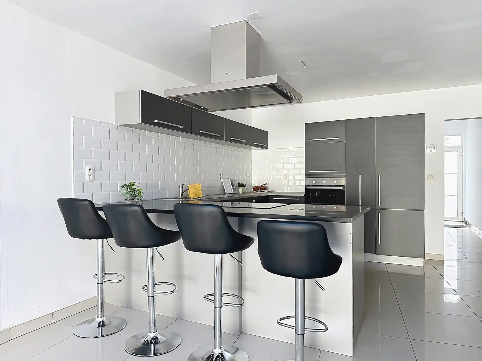 Instapklare, gerenoveerde woning met gezellige koer in hartje Niel! foto 10