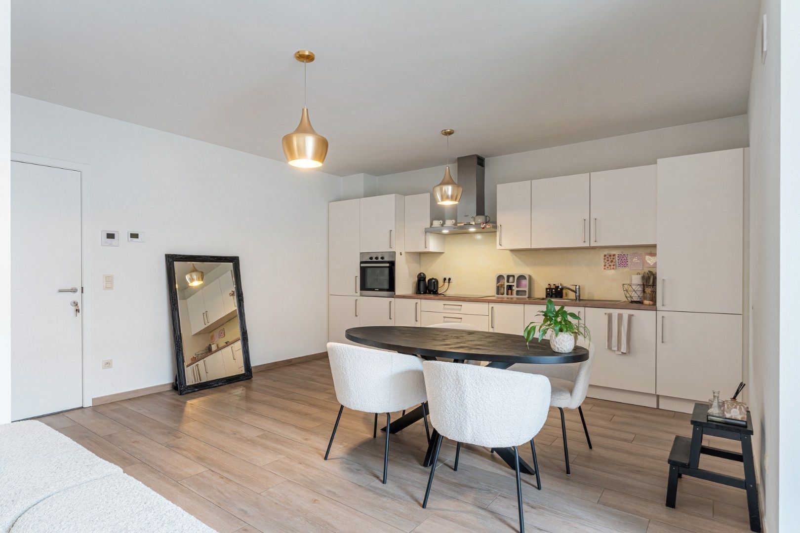 Recent, hoogwaardig afgewerkt gelijkvloers appartement, met terras en inpandige garage, in het centrum van Maaseik!  foto 13