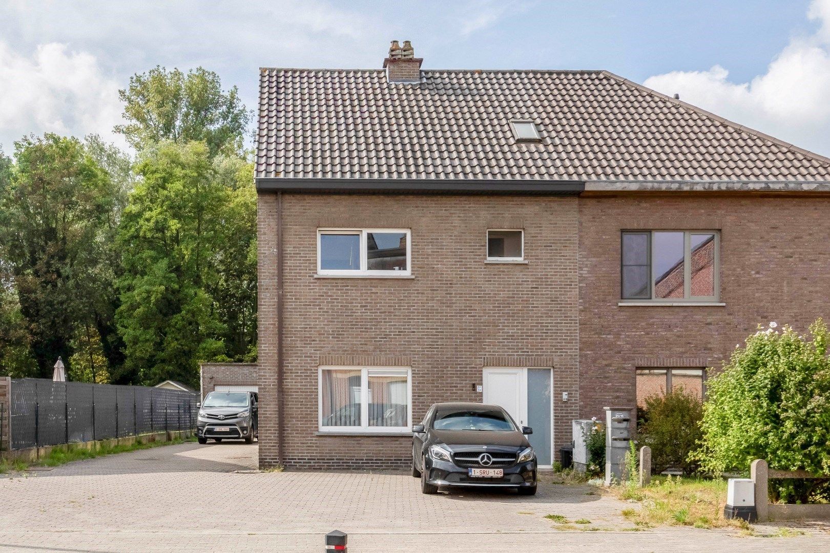 TOPPER ! Opbrengsteigendom met 2 appartementen en 2 garages  foto 2
