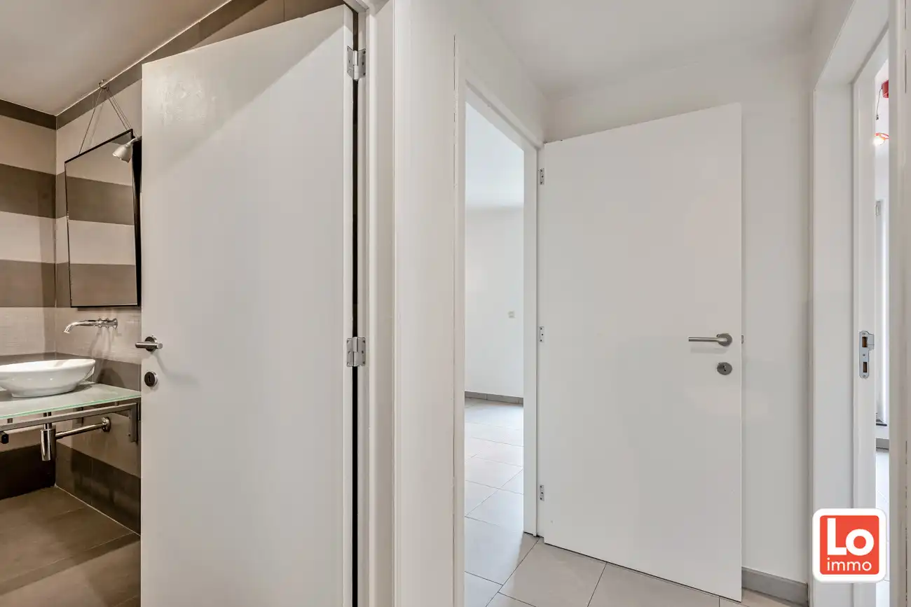 Instap klaar appartement met afzonderlijke garage én autostaanplaats in het hartje van het vernieuwde dorp van Zeveneken! foto 7