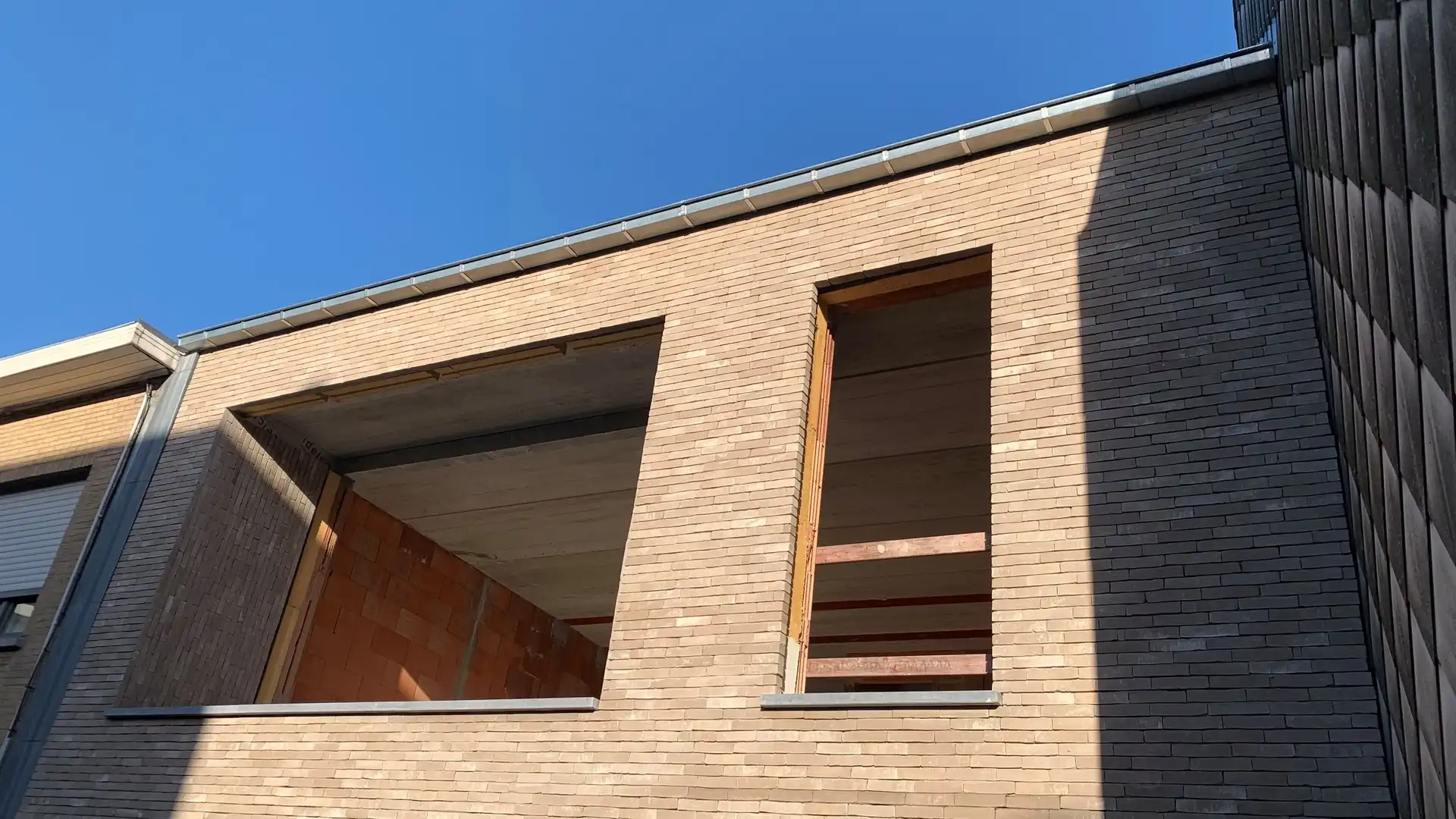 Uniek gebouw met 2 nieuwbouw stapelwoningen op een centrale ligging in Desselgem met telkens een eigen parkeerplaats ideaal als kangoeroewoning, investeringsgoed of een plek om te wonen en te ondernemen foto 2