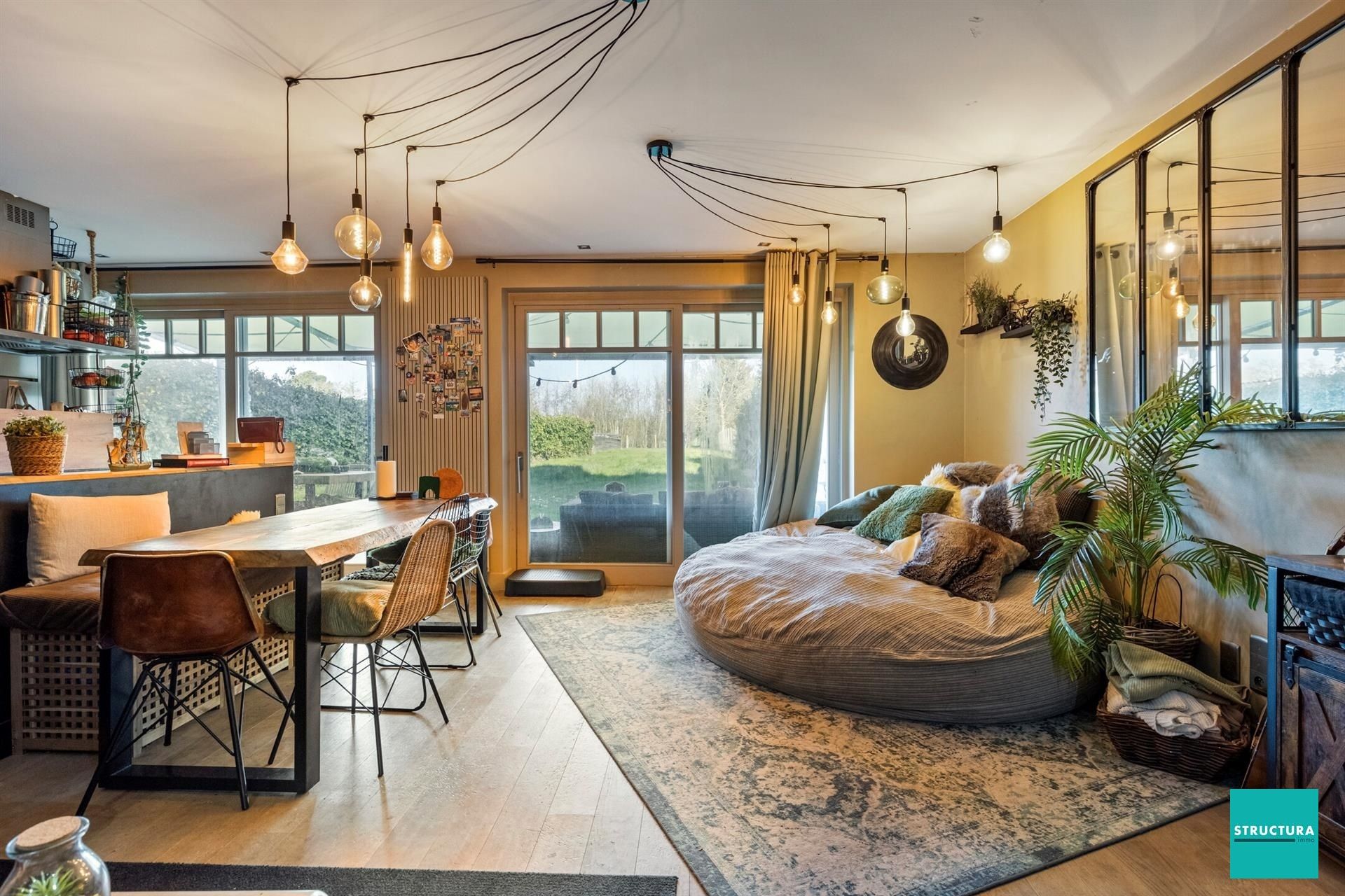 Gelijkvloers appartement met ruime tuin en twee carports foto 6