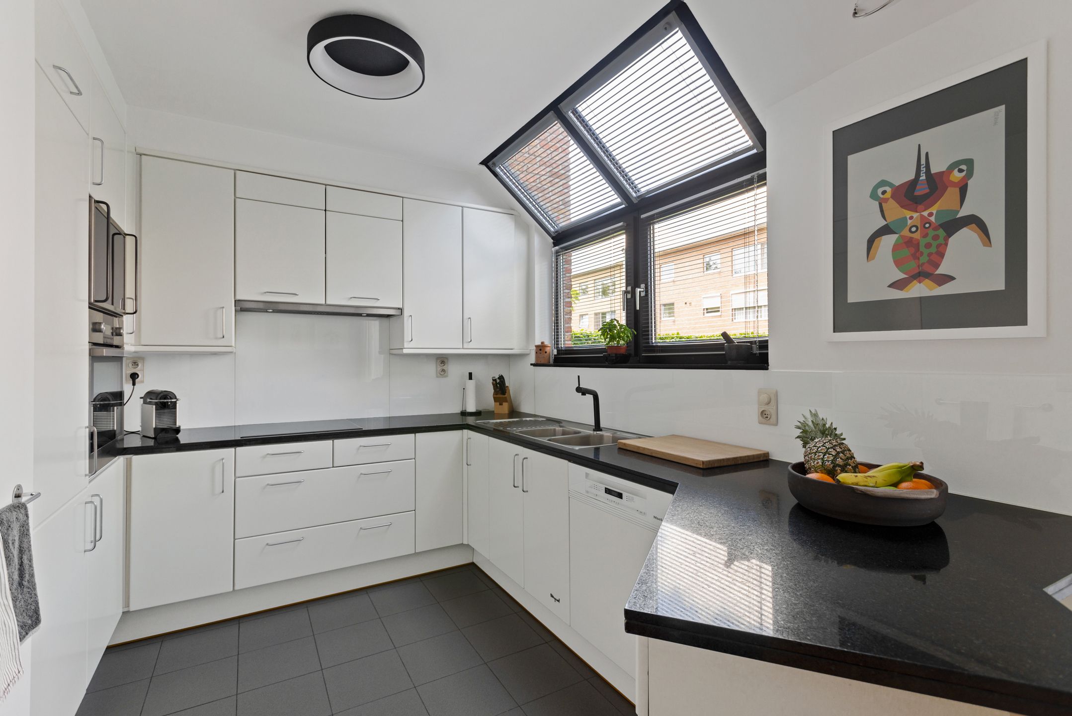Ruime halfopen woning met schitterende tuin! foto 10