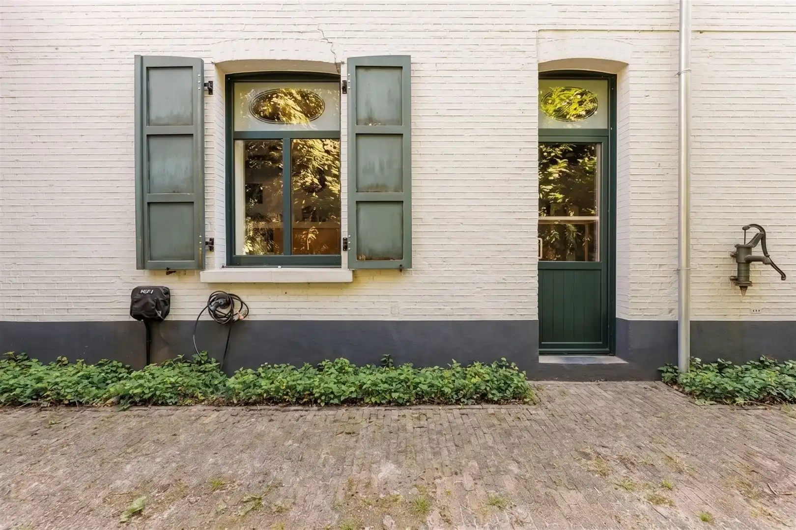 Charmante driegevelwoning met mega tuin, overdekt terras en laadpaal in hartje Maria-ter-Heide foto 2