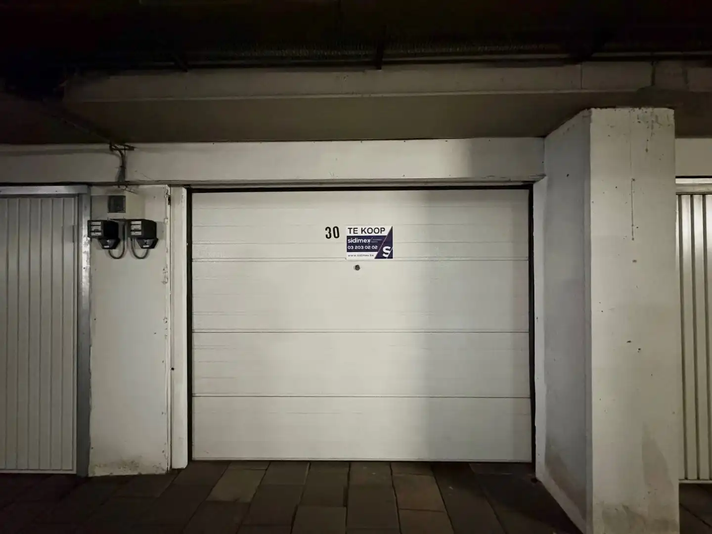 Garagebox met elektrische poort en elektriciteit foto {{pictureIndex}}