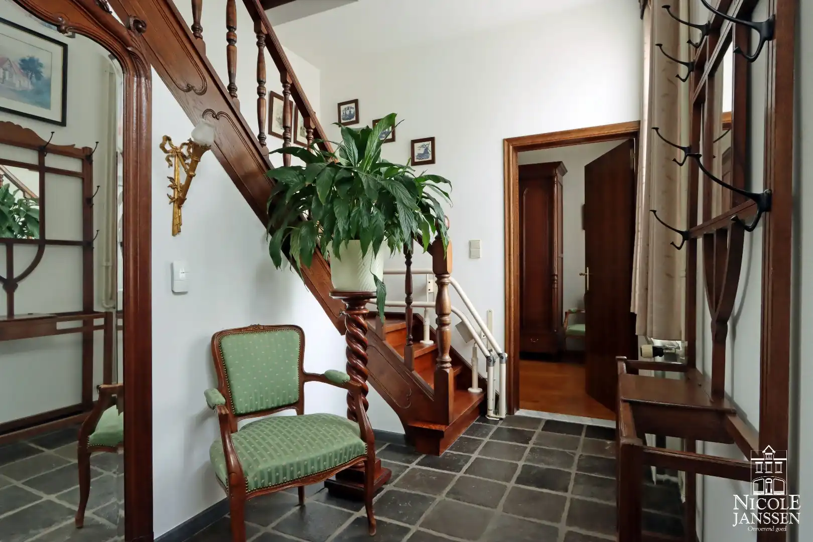 Karaktervolle woning met grote garage en werkhuis foto 3