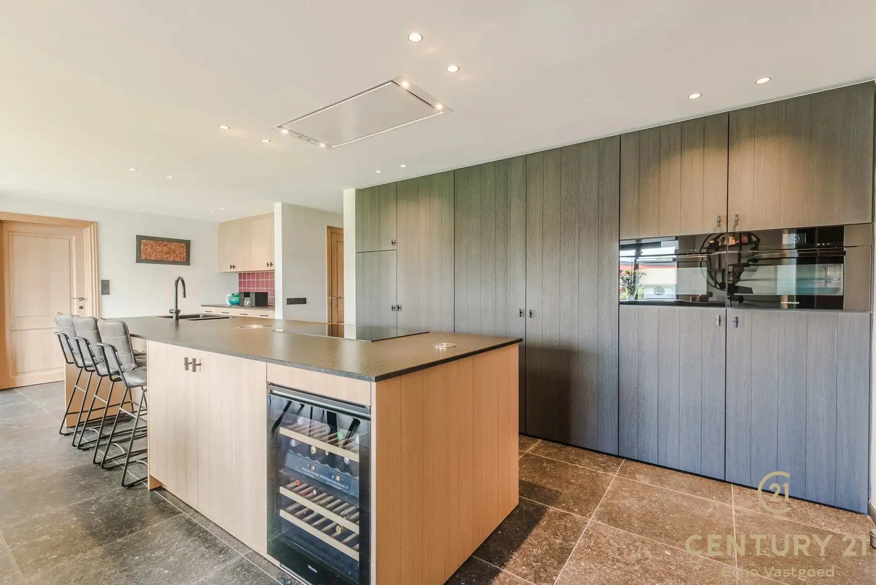 Unieke woning met magazijnen,  zwembad en conciergewoning foto 8