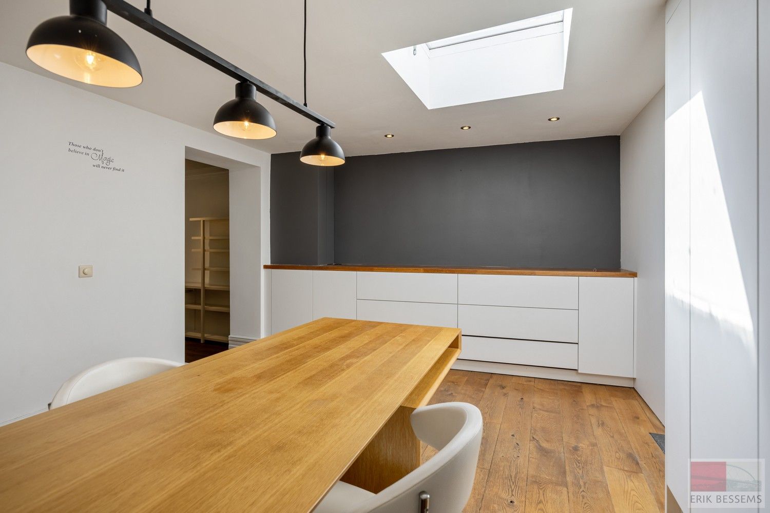 Licht op te frissen woning met drie slaapkamers, gelegen in een gezellige woonomgeving. foto 7