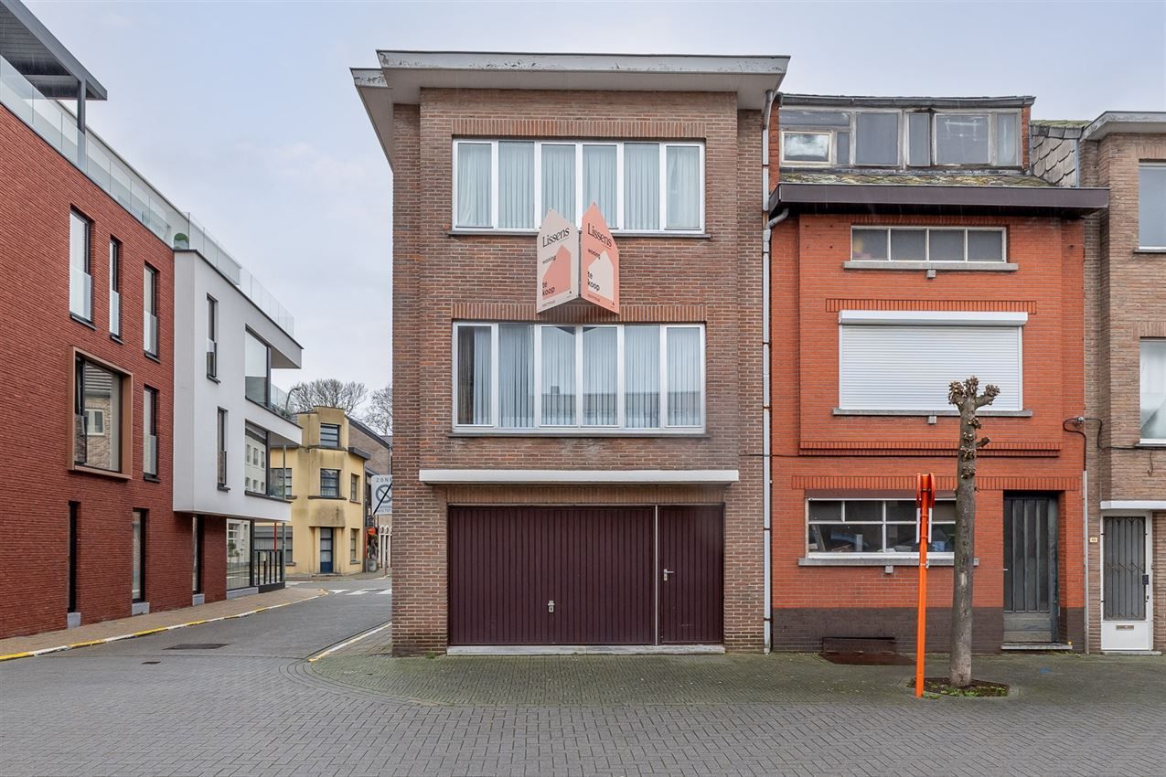 Stadswoning met 2 slk en ruimte inpandige garage foto {{pictureIndex}}