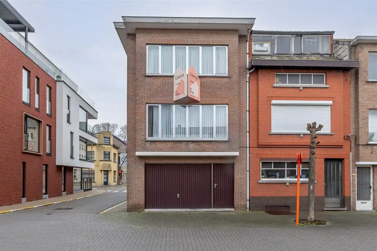 Stadswoning met 2 slk en ruimte inpandige garage foto {{pictureIndex}}