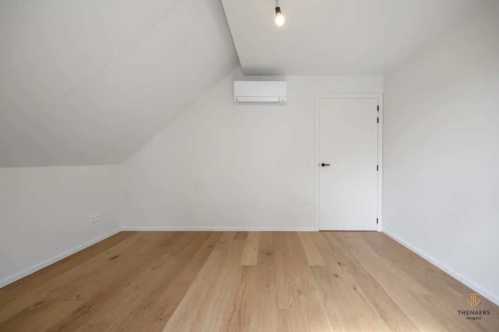 LOT 4 - Instapklare "luxe" en "energiezuinige" nieuwbouwwoning met 4 slaapkamers en 2 badkamers. foto 18