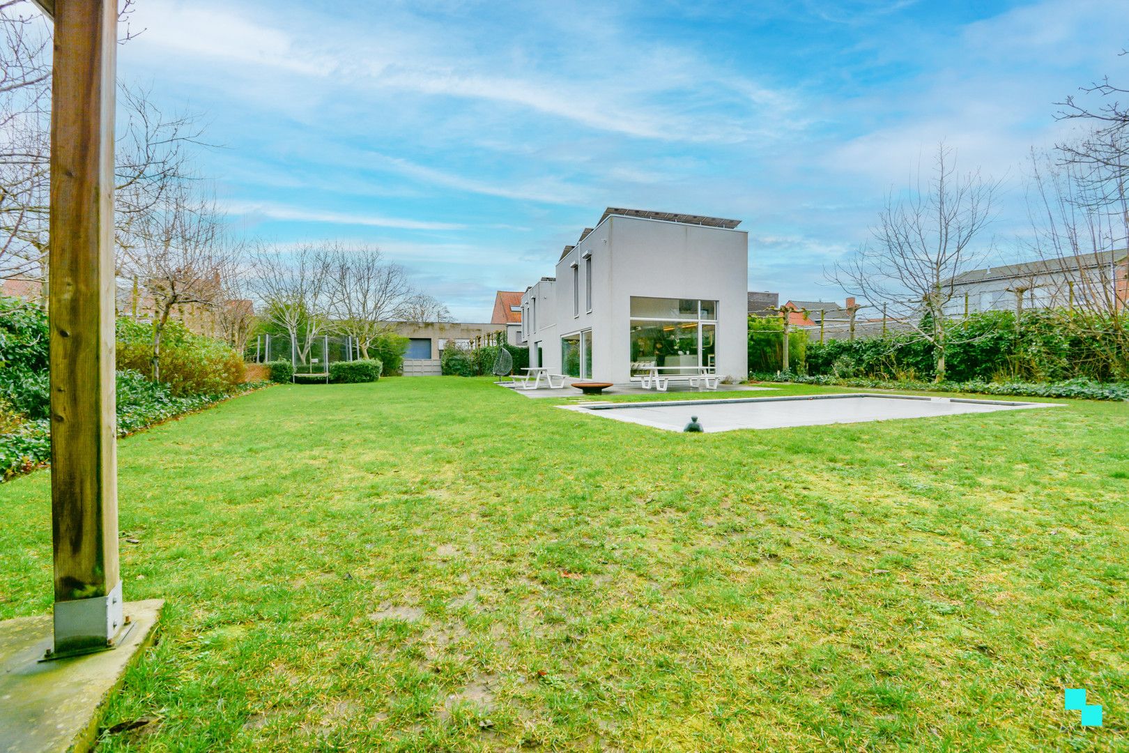 Bijzonder lichtrijke, moderne woning met zwembad te Izegem foto 3