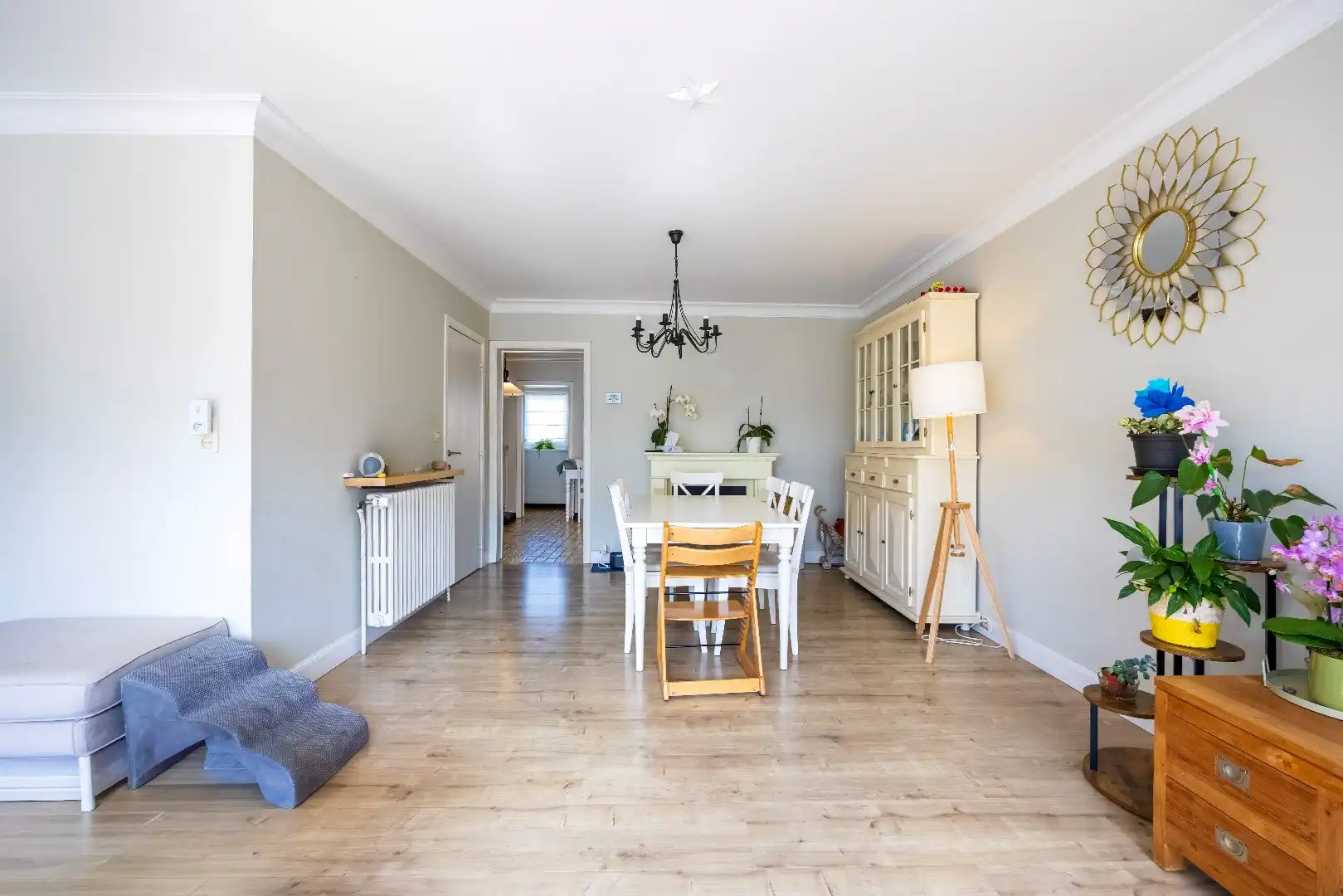 Instapklare bel-etagewoning met garage, zonnepanelen en aangename buitenruimte in het centrum van Heist. foto 3