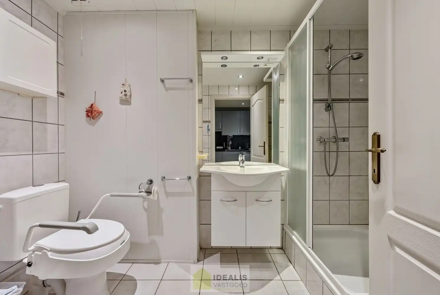 IDEALIS VASTGOED - GELIJKVLOERS APPARTEMENT IN HET CENTRUM VAN KAULILLE, BOCHOLT! Dit appartement van het bouwjaar 1972 biedt u een ruime keuken met aangrenzend bijkeuken met extra opbergruimte, een heerlijke woonkamer met grote glaspartijen, fijne slaapkamer, terras en privatieve garagebox. Dé unieke kans voor kandidaten op zoek naar een appartement op een aangename locatie vlakbij het centrum van Bocholt!! foto 16