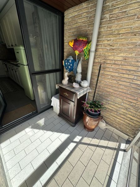 Verzorgd en heel centraal gelegen 2 slpk app. met terras foto 8