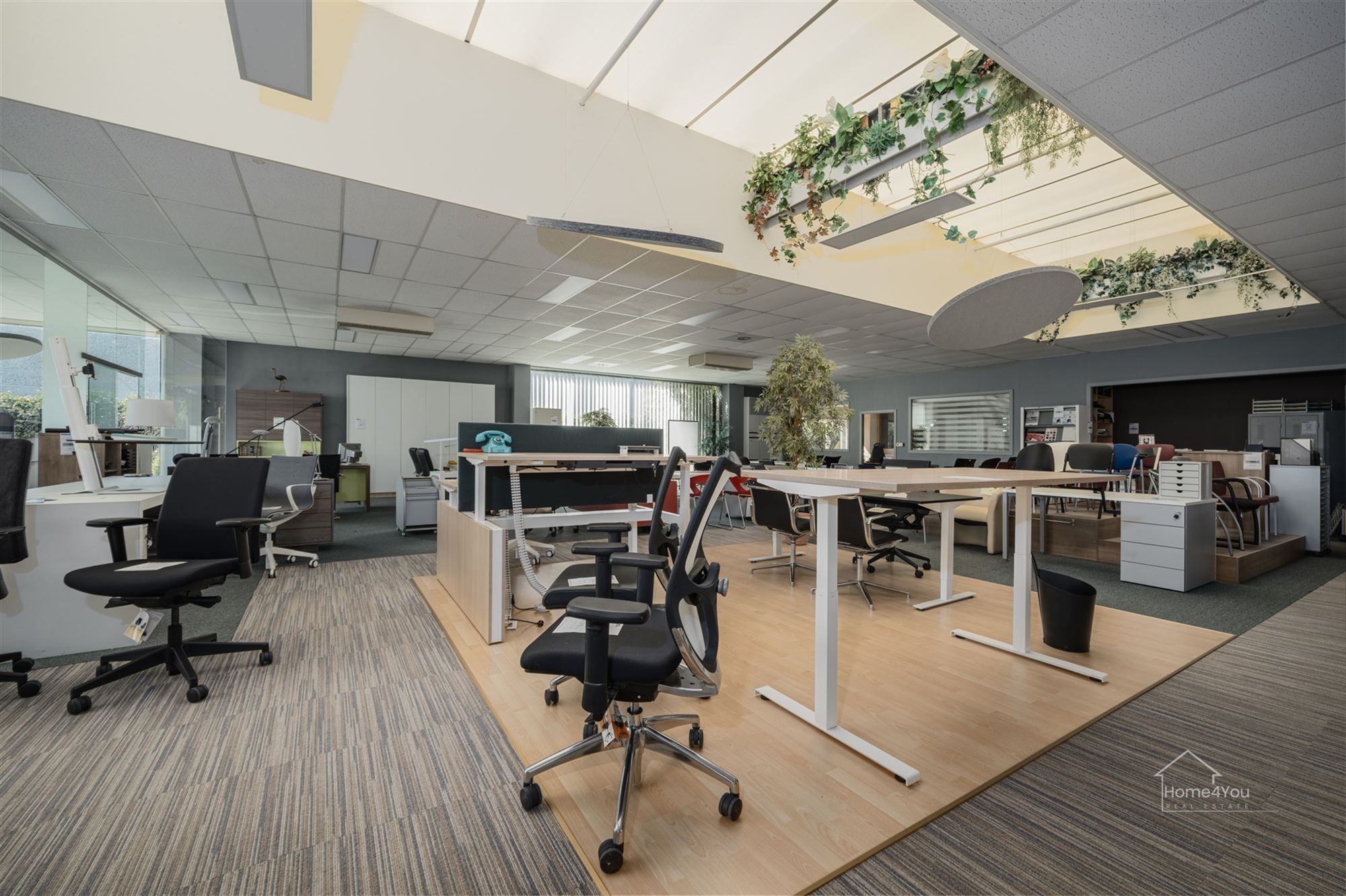  Multifunctioneel bedrijfsgebouw met toonzaal, magazijn, kantoren én woonst op toplocatie. foto 2