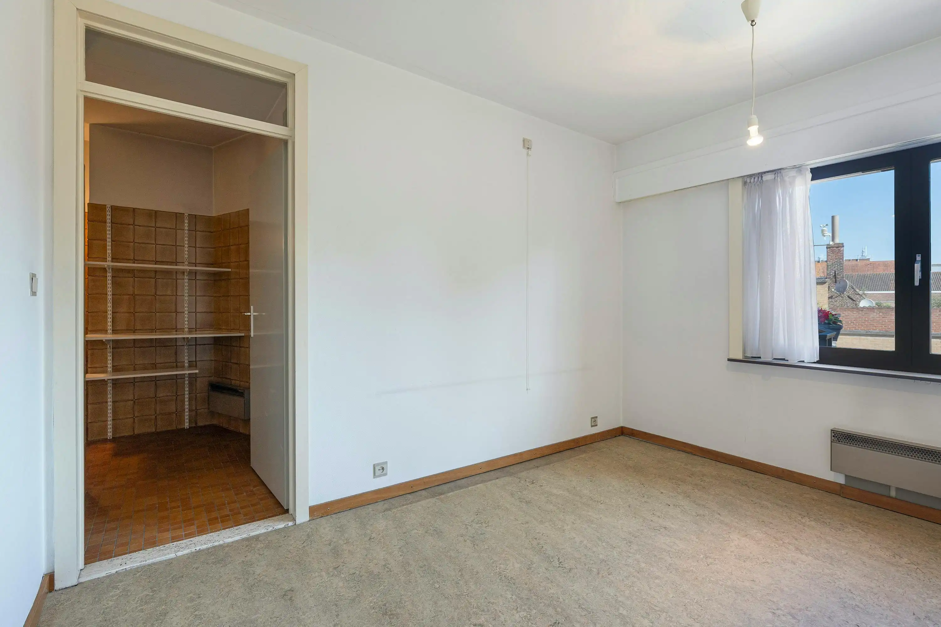 Appartement te koop met 2 kamers, terras en garage in Ieper foto 9