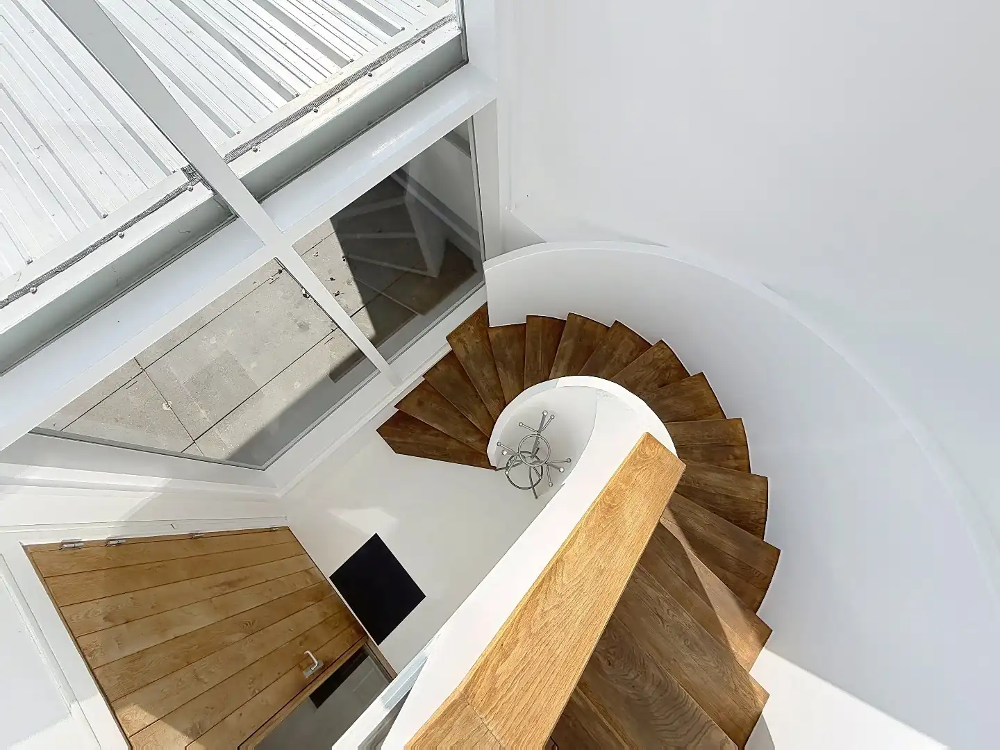 Uniek multifunctioneel object met bedrijfsruimte, kantoor, mancave en ruim appartement foto 4