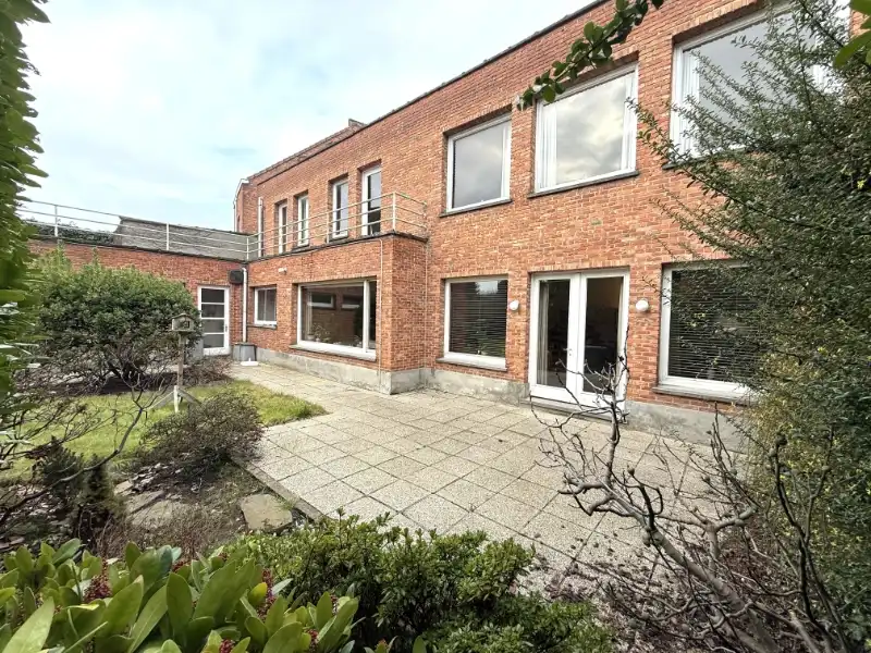 Hoofdfoto van de publicatie: Zeer ruime karaktervolle voormalige dokterswoning met prachtige tuin in het centrum