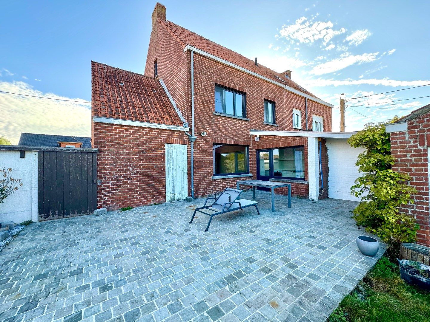 HALFOPEN WONING MET 3 SLPKS, GARAGE EN RUIME TUIN foto 11