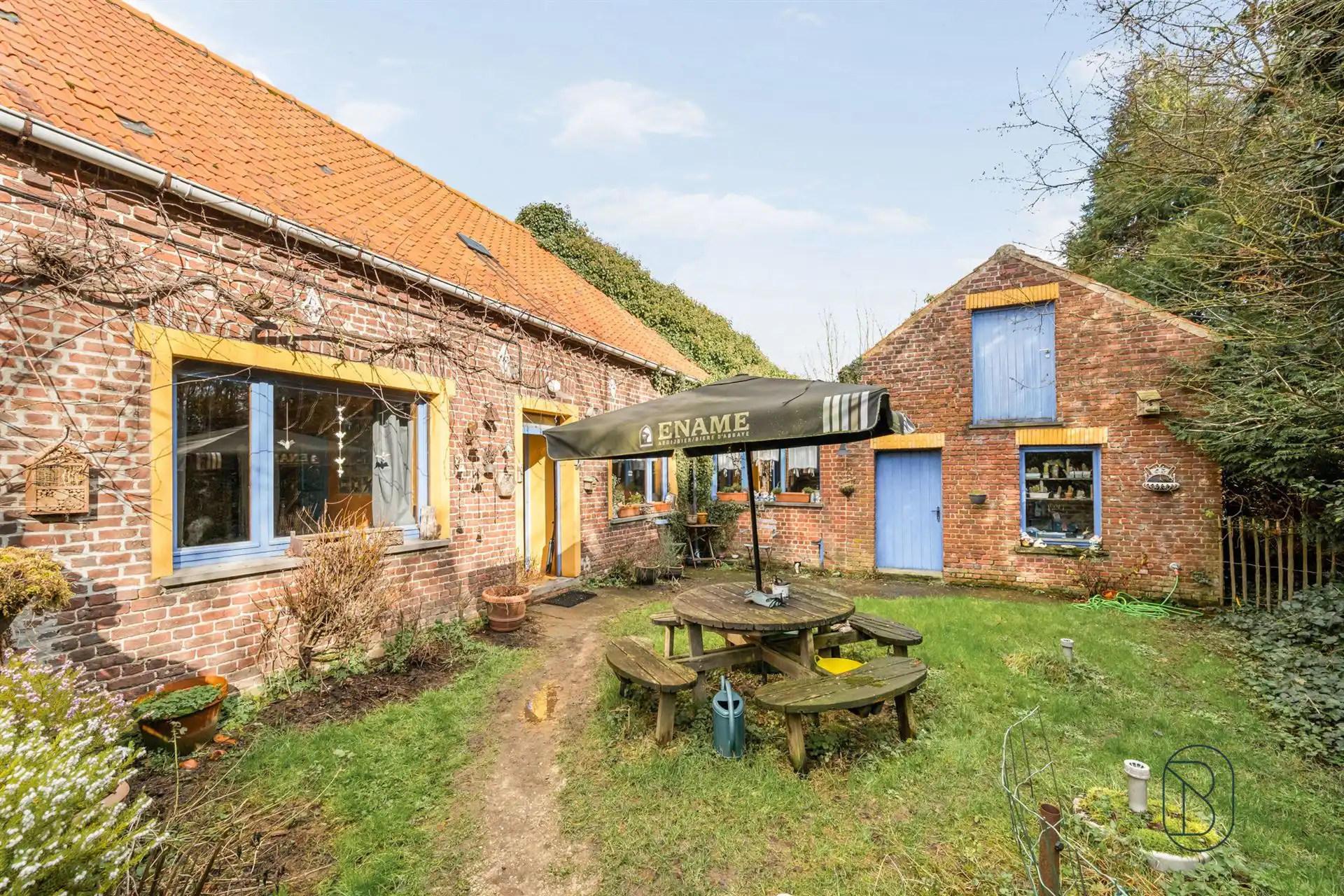Hoeve met handelsruimte en woning, ideaal gelegen! foto {{pictureIndex}}