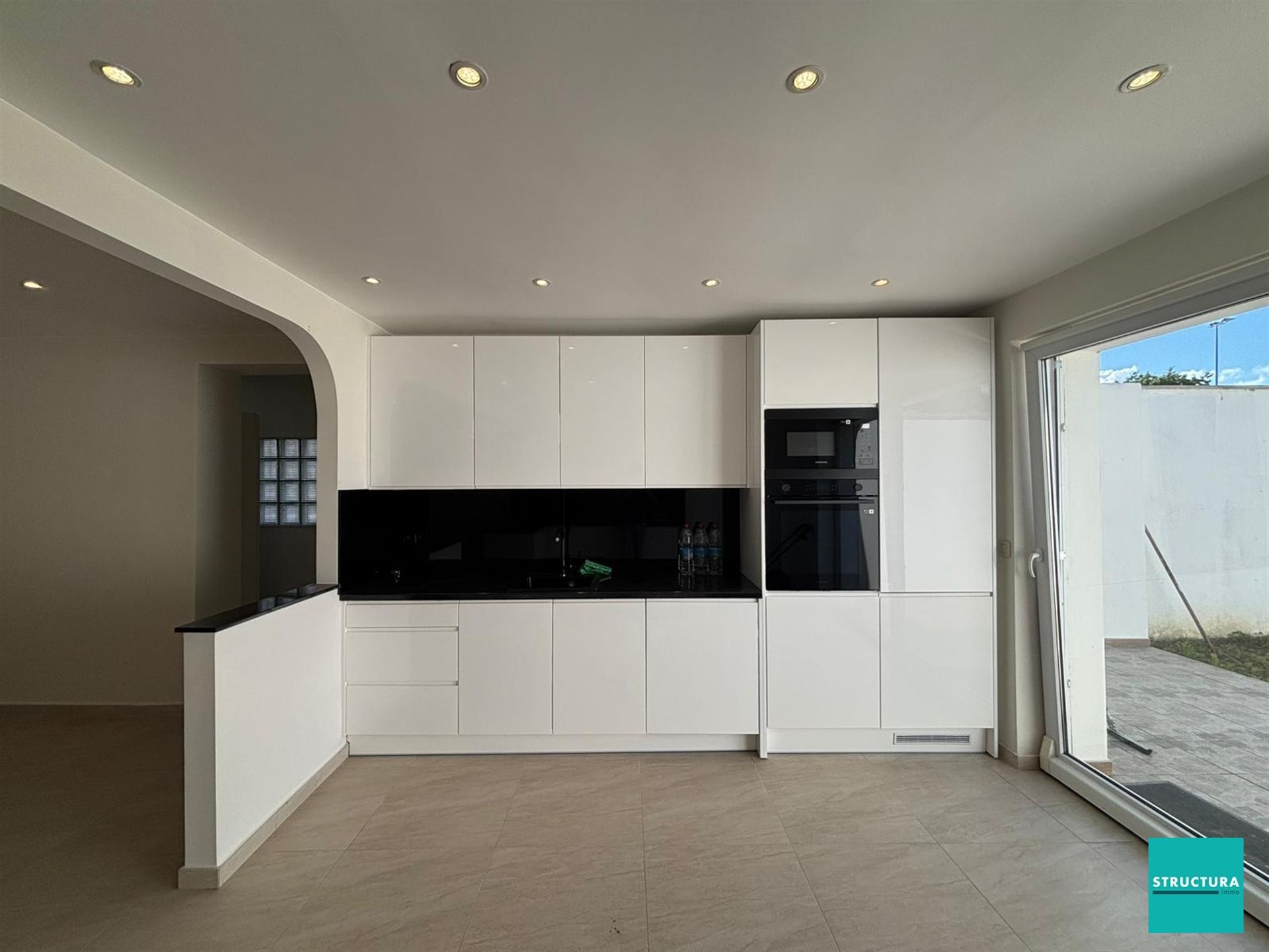 Volledig gerenoveerde, ruime woning met vlotte bereikbaarheid! foto 13