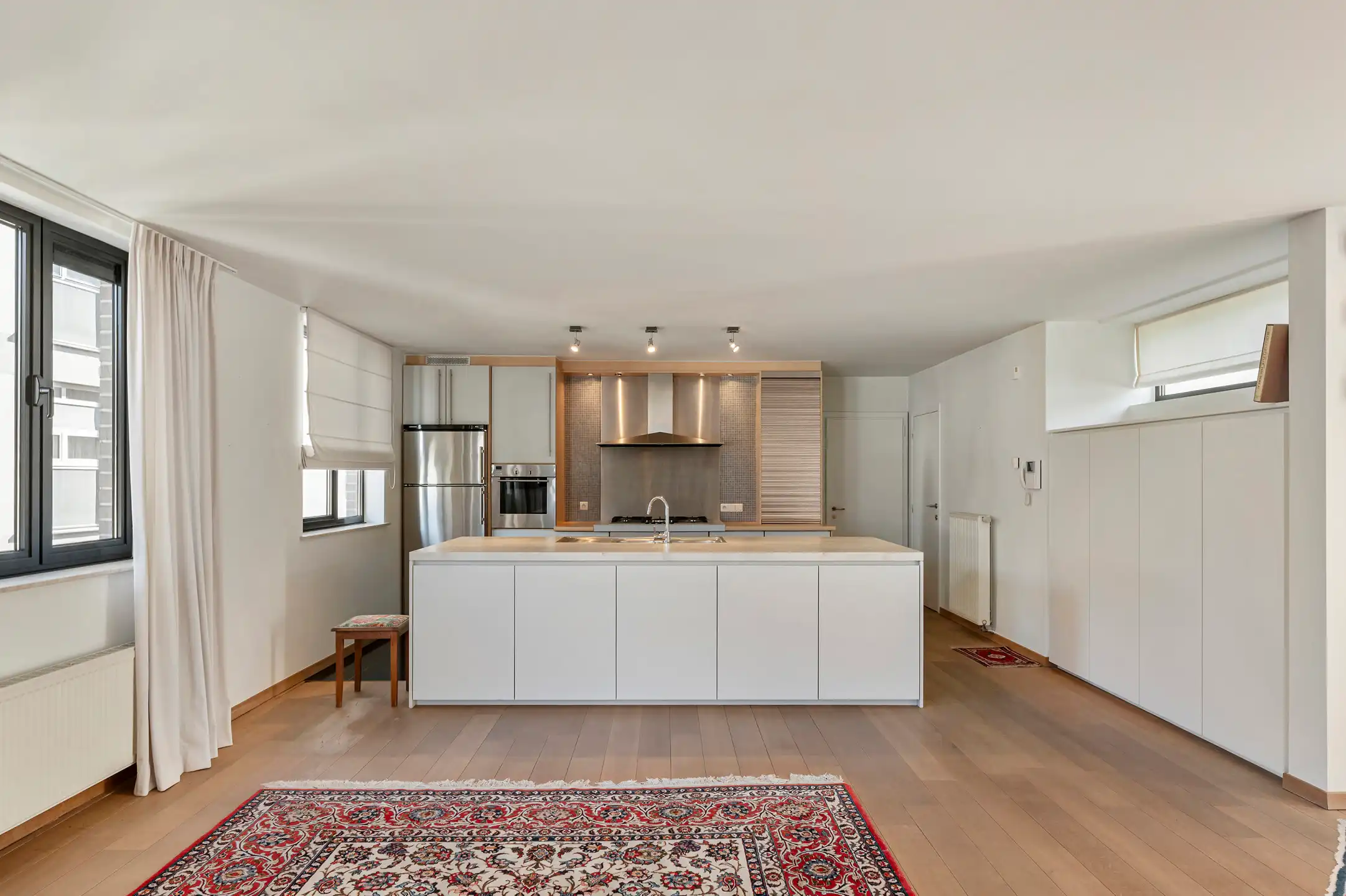 Lichtrijk duplex appartement met uitzonderlijk brede gevel foto 2