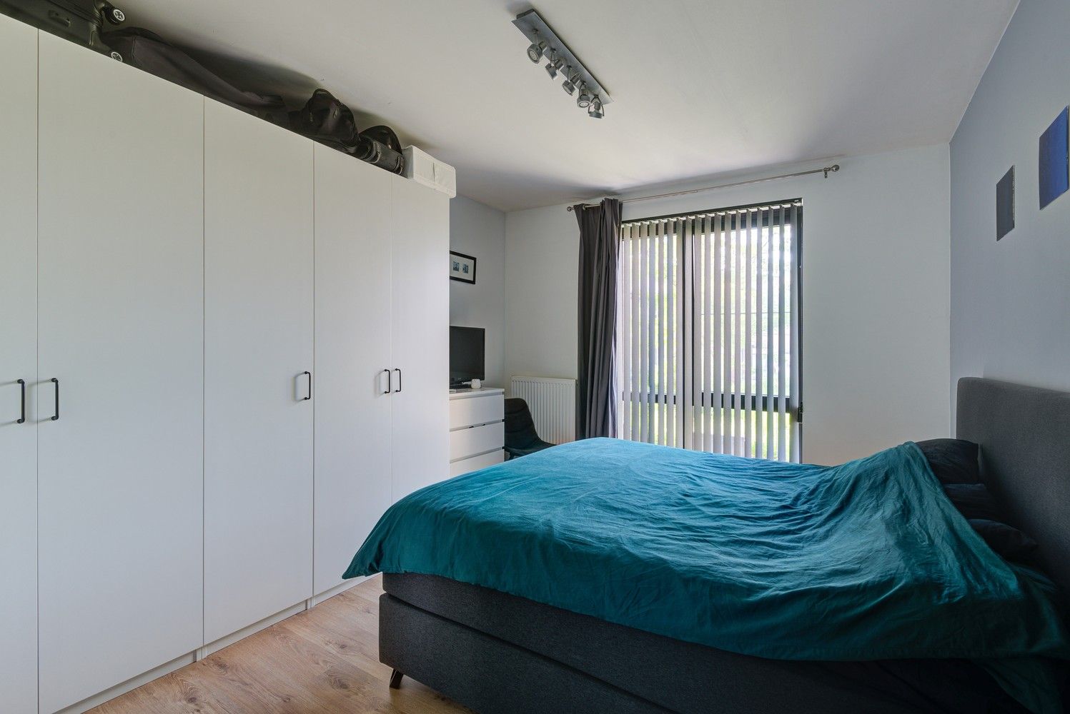 INSTAPKLAAR GELIJKVLOERS APPARTEMENT MET 2 SLAAPKAMERS EN AUTOSTAANPLAATS TE HASSELT foto 10