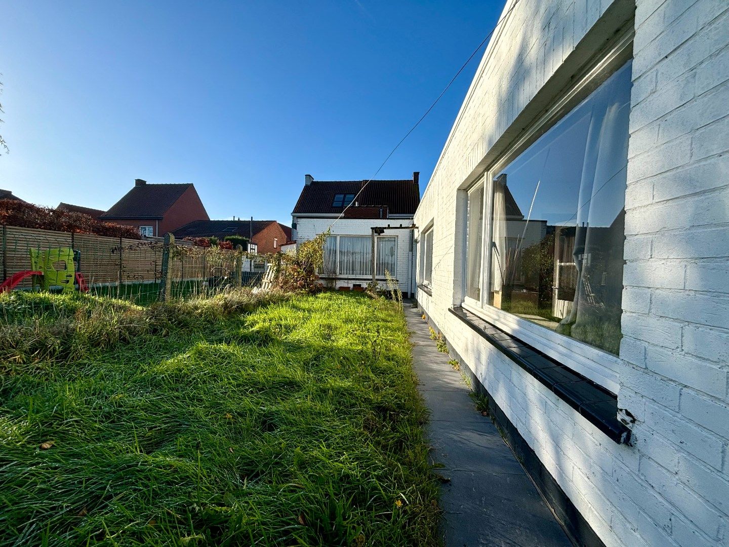 Goed onderhouden half open woning met 3 slpks, tuin en garage. foto 3