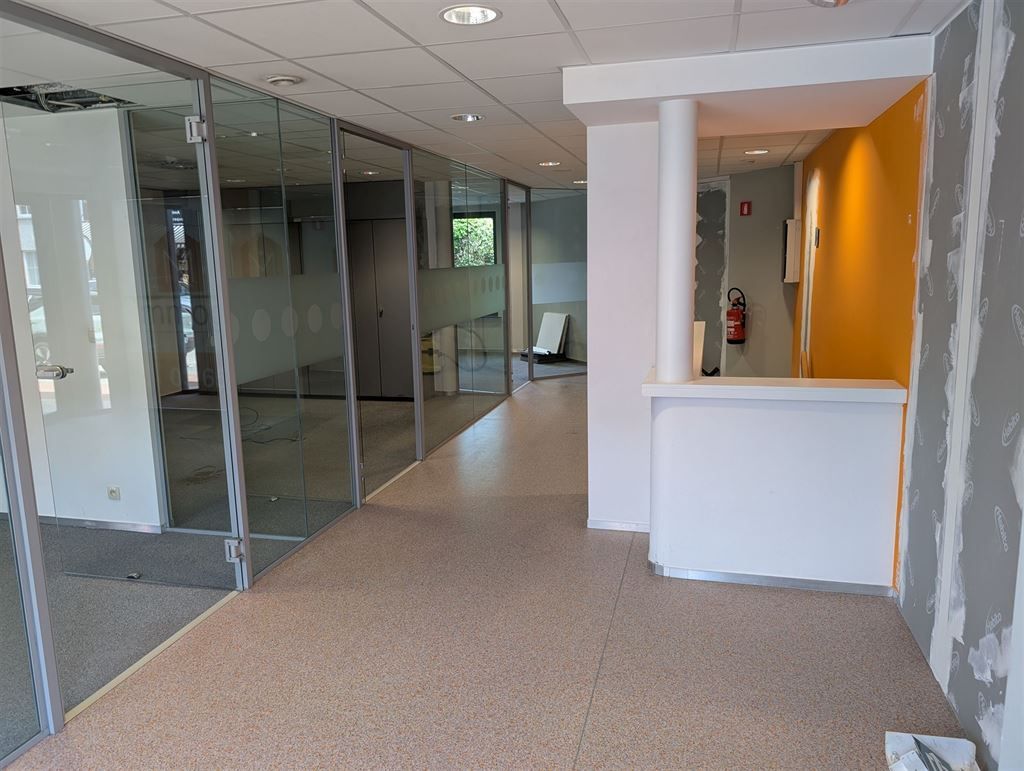 Handelsruimte op een bijzonder commerciële locatie in centrum 's-Gravenwezel foto 5