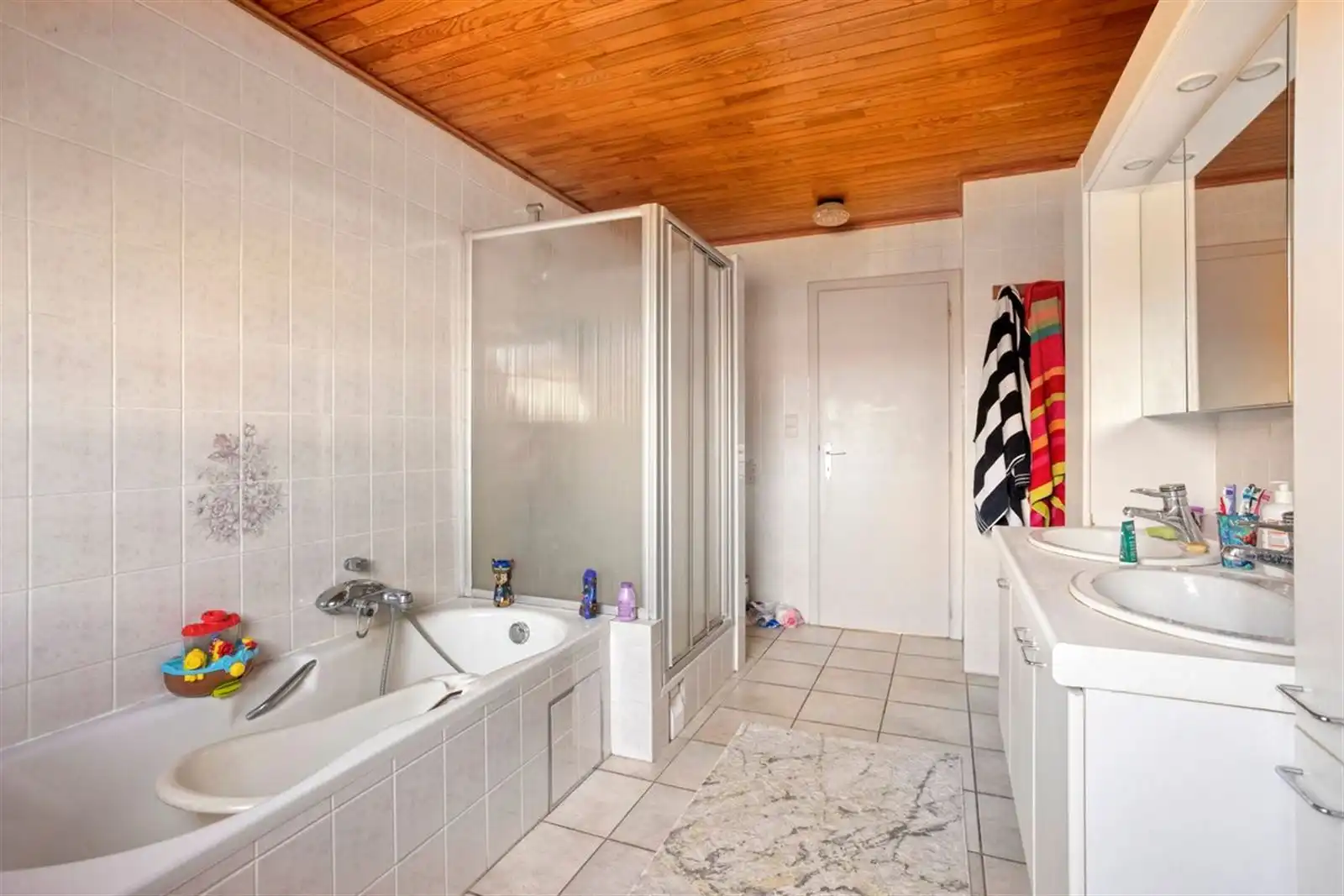 Ruime 3-gevel woning (274m²) met 3 slaapkamers, grote garage en mooie tuin foto 18