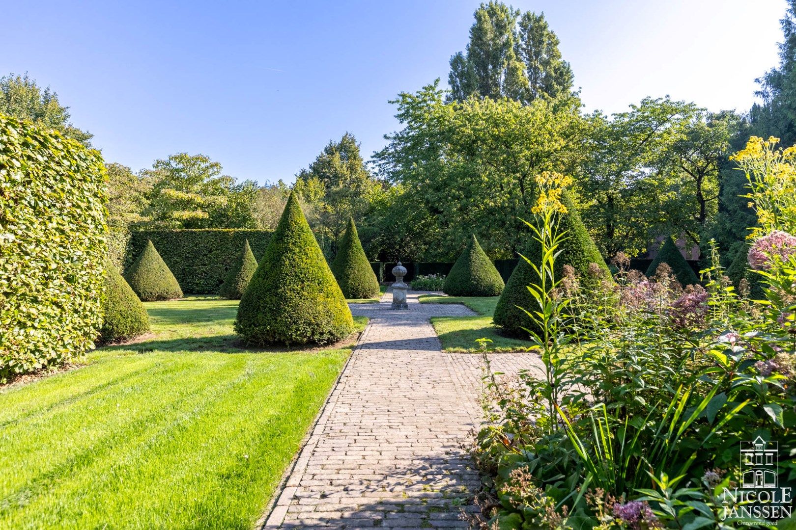 Prachtige vierkantshoeve omringd door weilanden en prachtige tuin foto 4