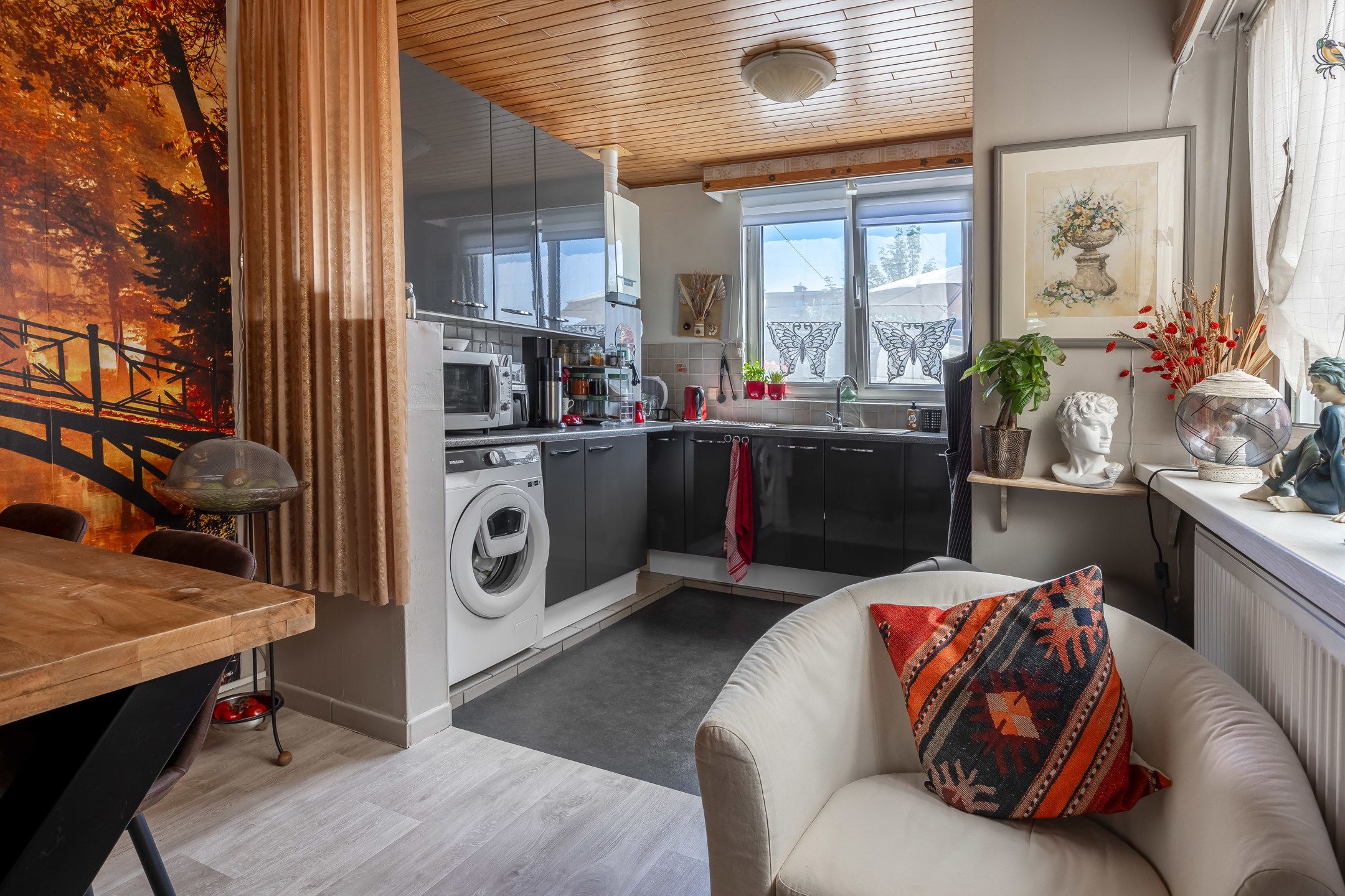 woonhuis opgedeeld in 3 appartementen, 2 grote garages en magazijn met 22 autostaanplaatsen en 3 plaatsen voor fietsen en moto's foto 13