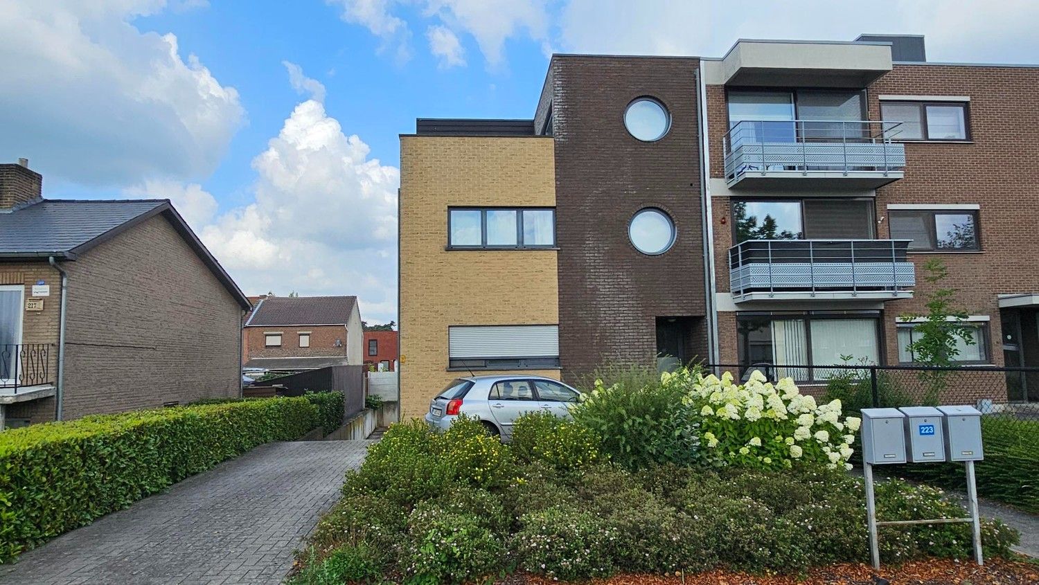 Eigentijds en comfortabel appartement met terras in residentie Coin Sud in Rekem foto {{pictureIndex}}